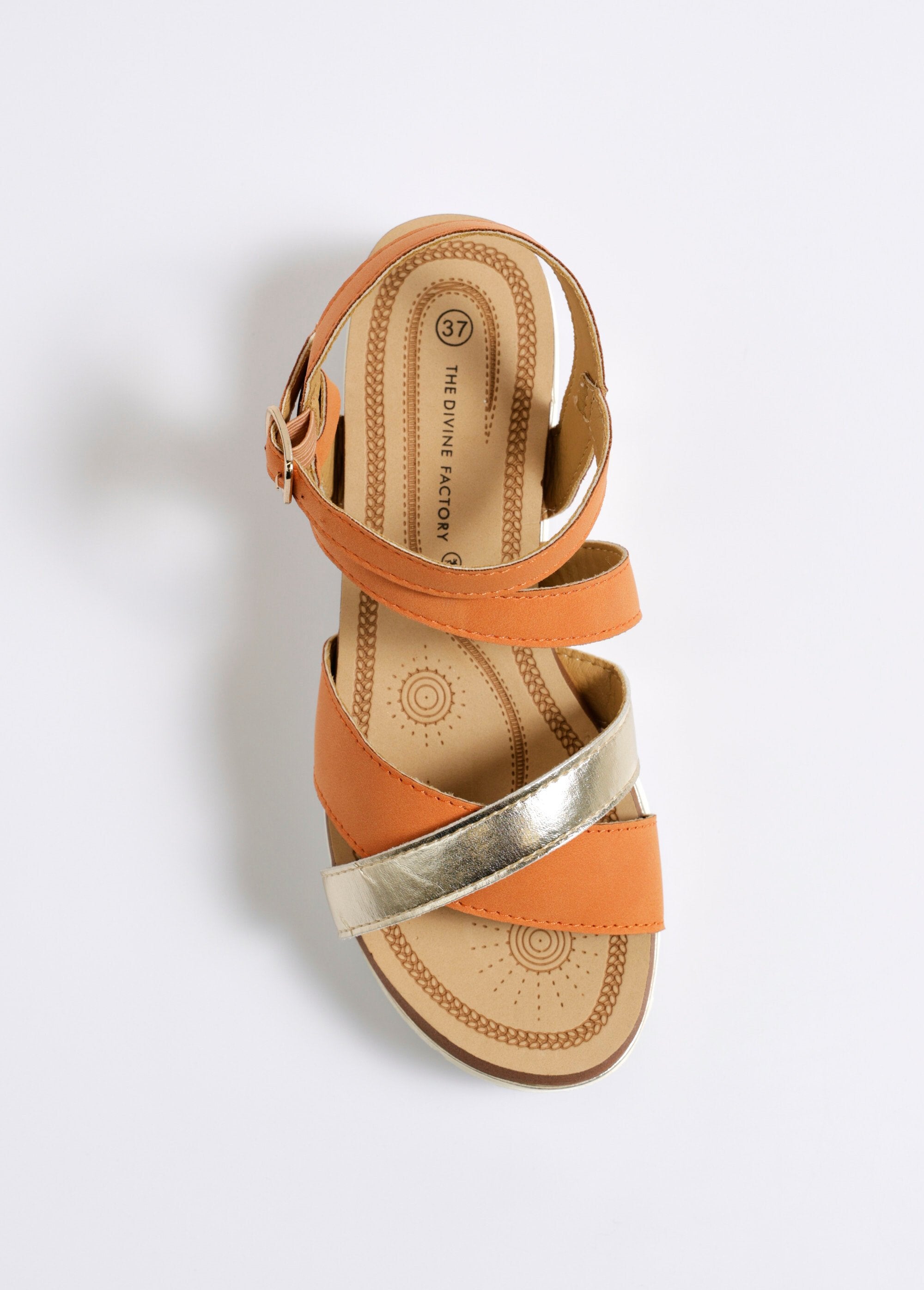 Sandalias_de_cuña_con_tiras_cruzadas_Coral_dorado_OV1_slim