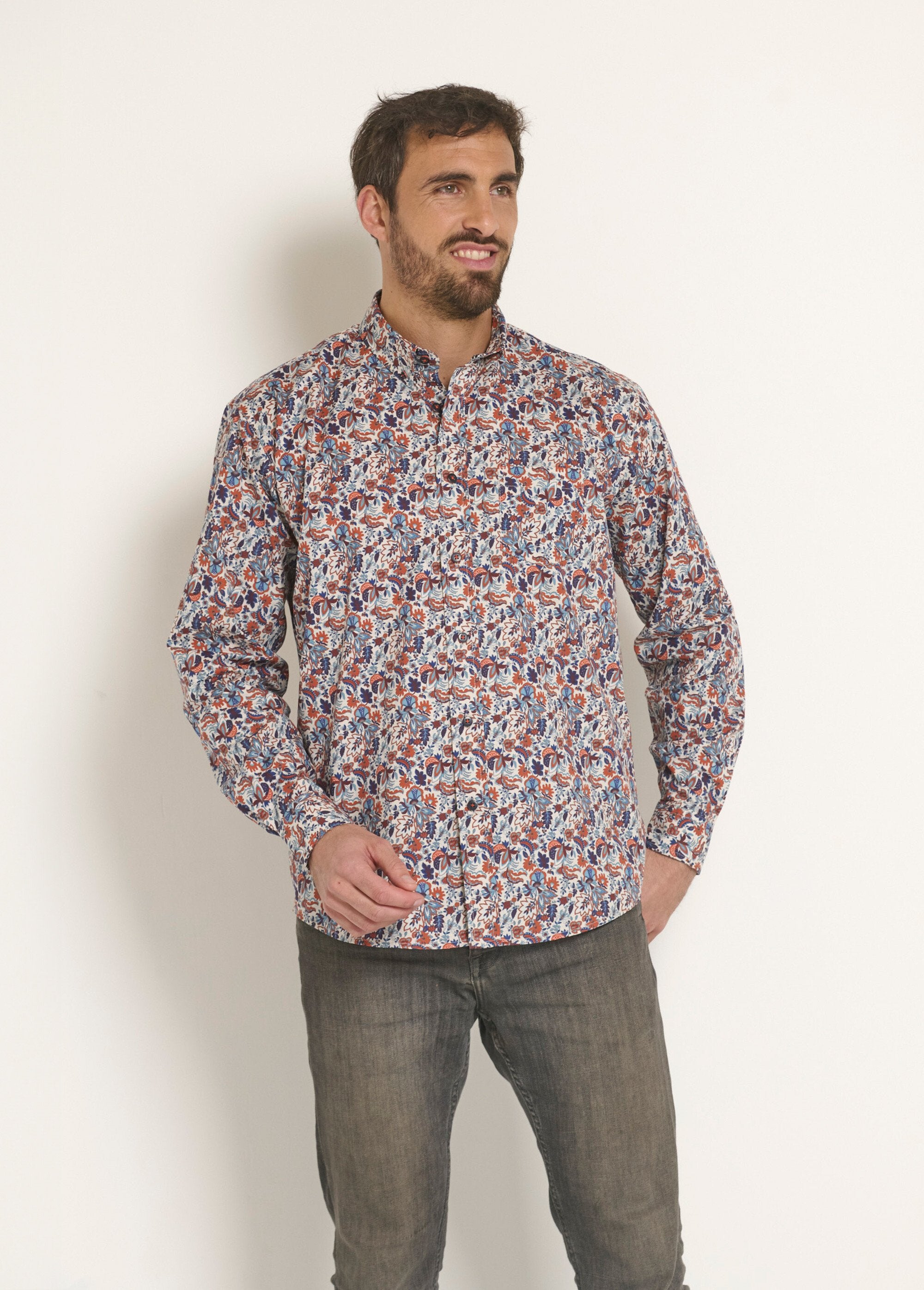 Camisa_con_estampado_paisley_fantasía_naranja_y_azul_FA1_slim