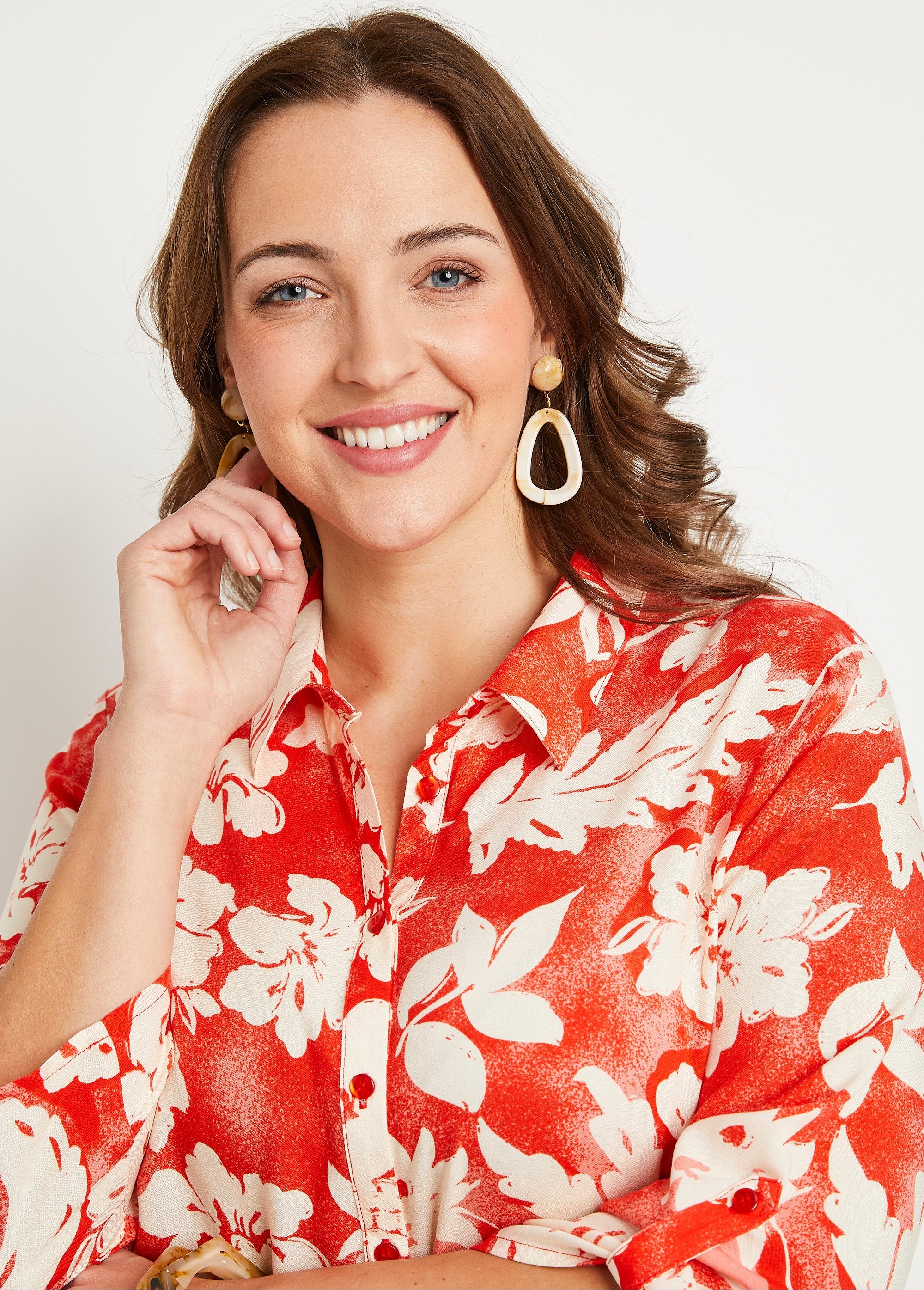 Blusa_holgada_larga_de_flores_rojo_y_blanco_DE1_curvy