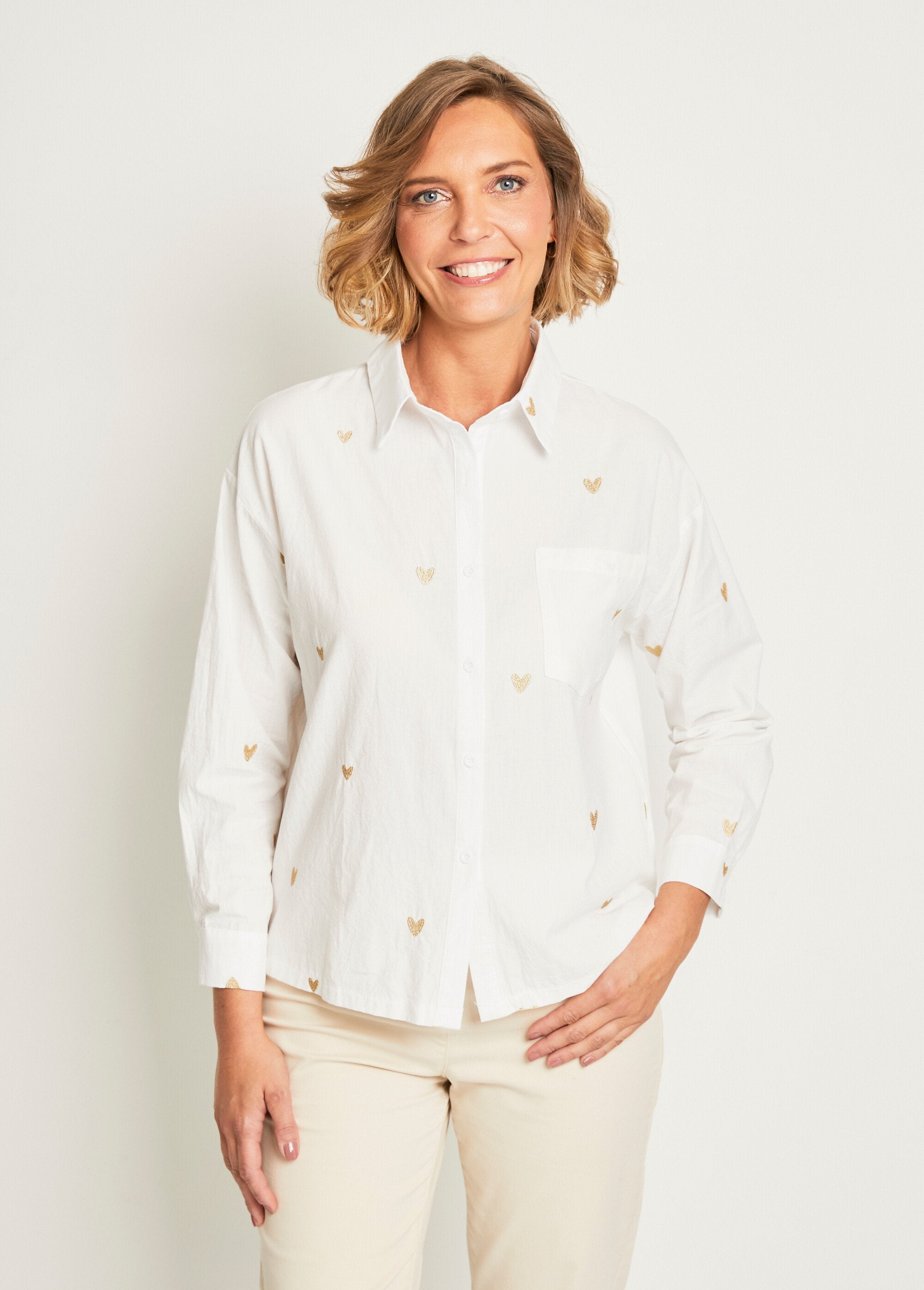 Blusa_con_bordado_corazones_dorados_Blanc_FA1_slim