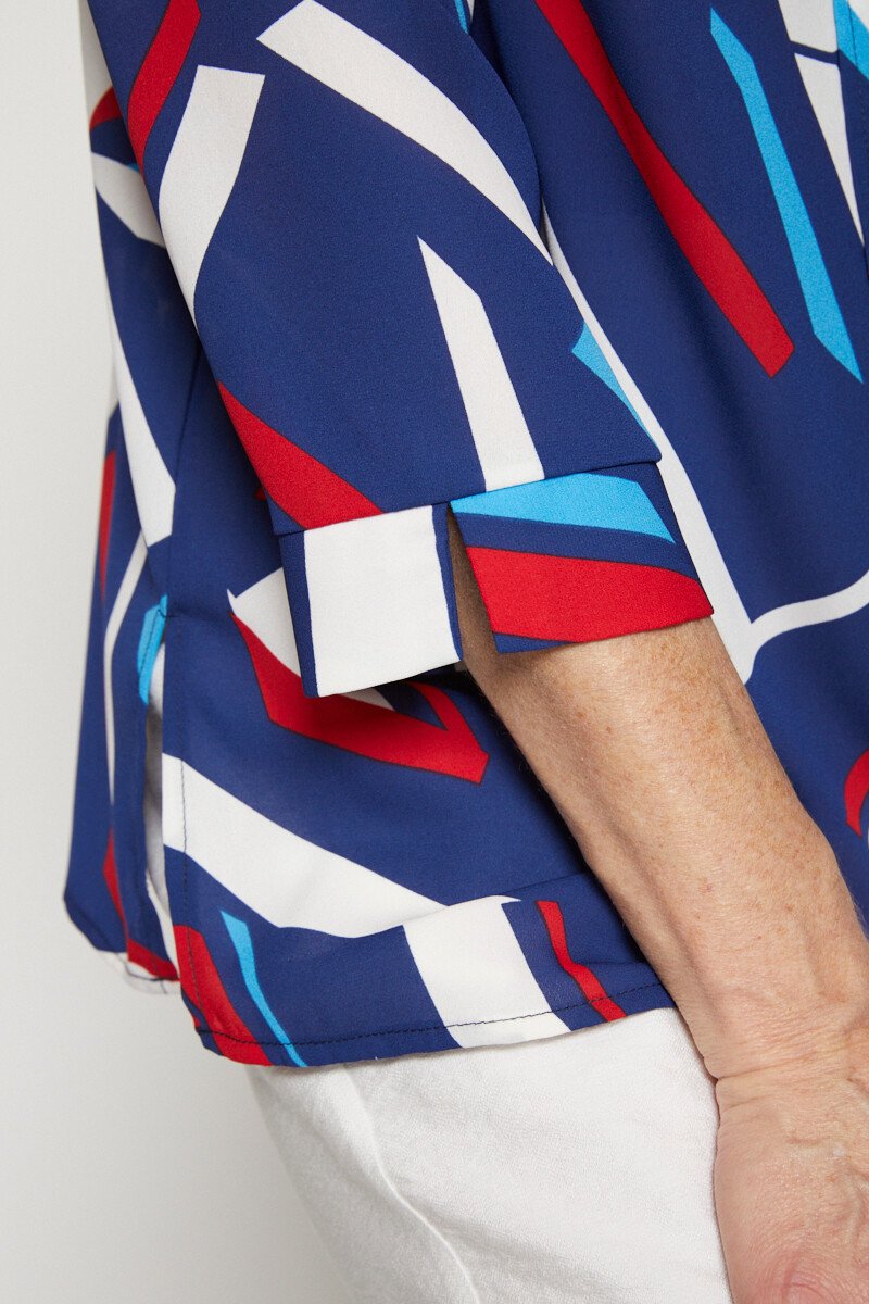 Blusa_recta_gráfica_con_mangas_3/4_Azul_y_rojo_DE2_slim