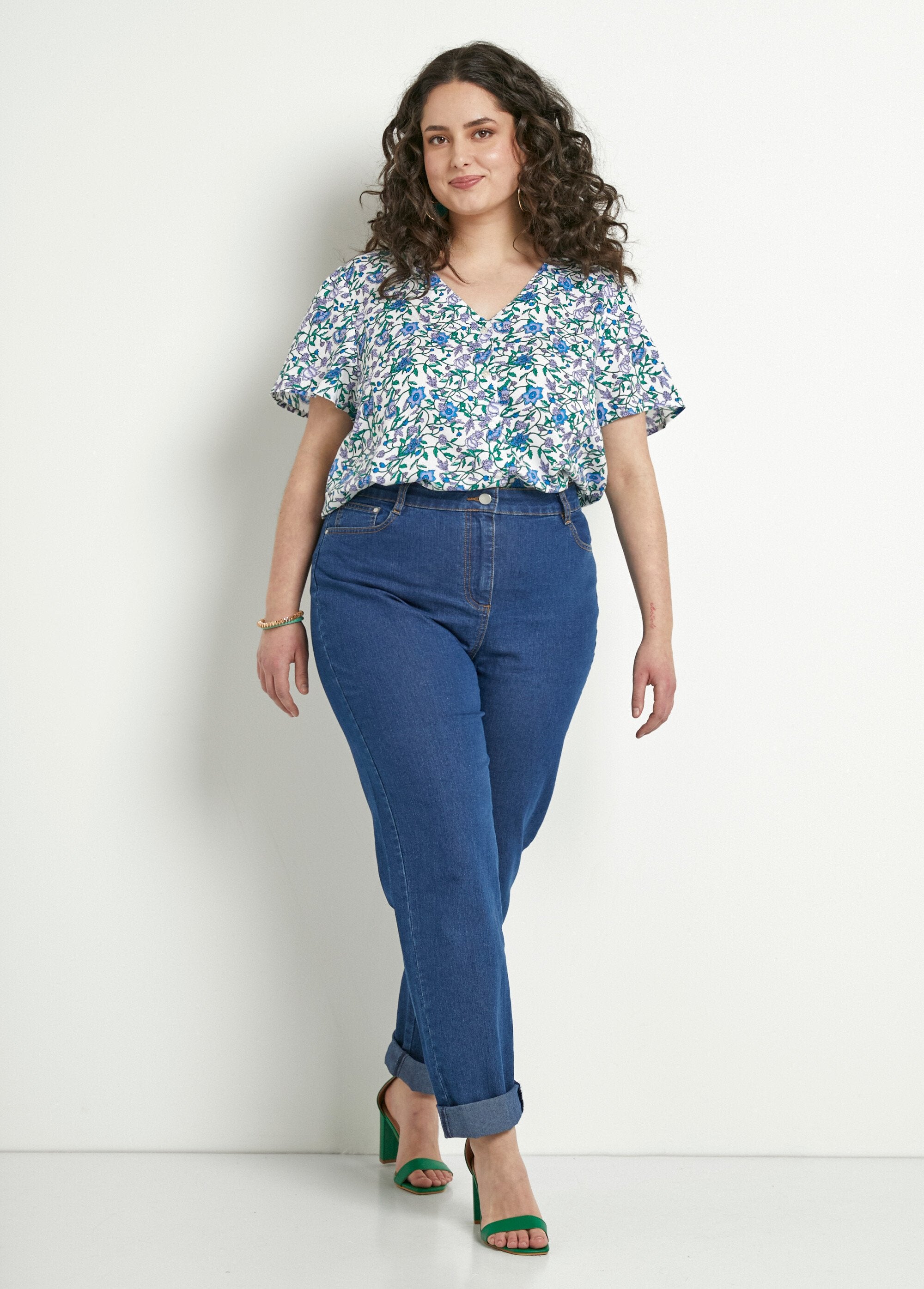 Blusa_floral_de_manga_corta_con_cuello_en_V_diablillo_verde_SF1_curvy