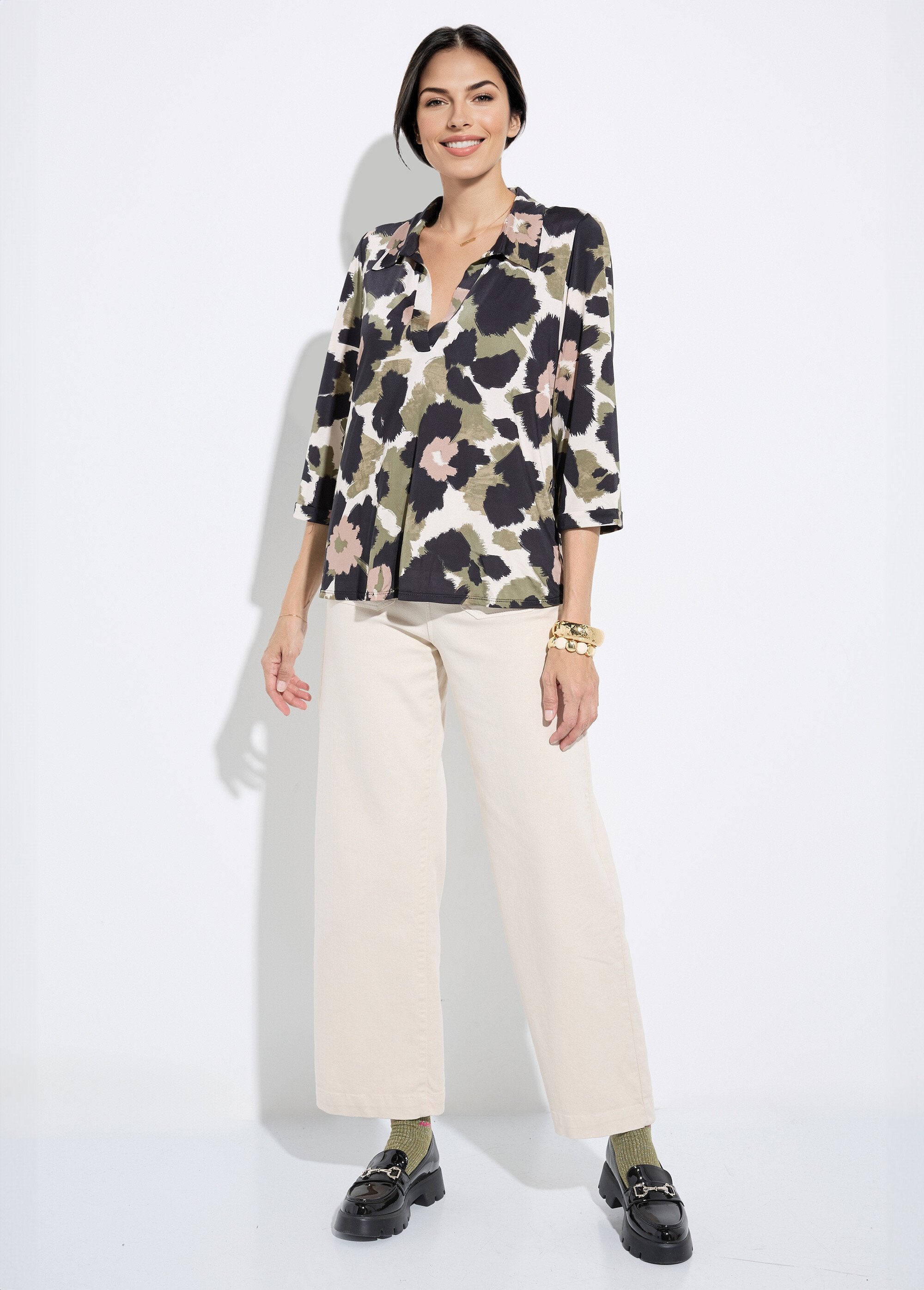 Blusa_fluida_de_camuflaje_con_cuello_sastre_Negro_y_caqui_SF1_slim