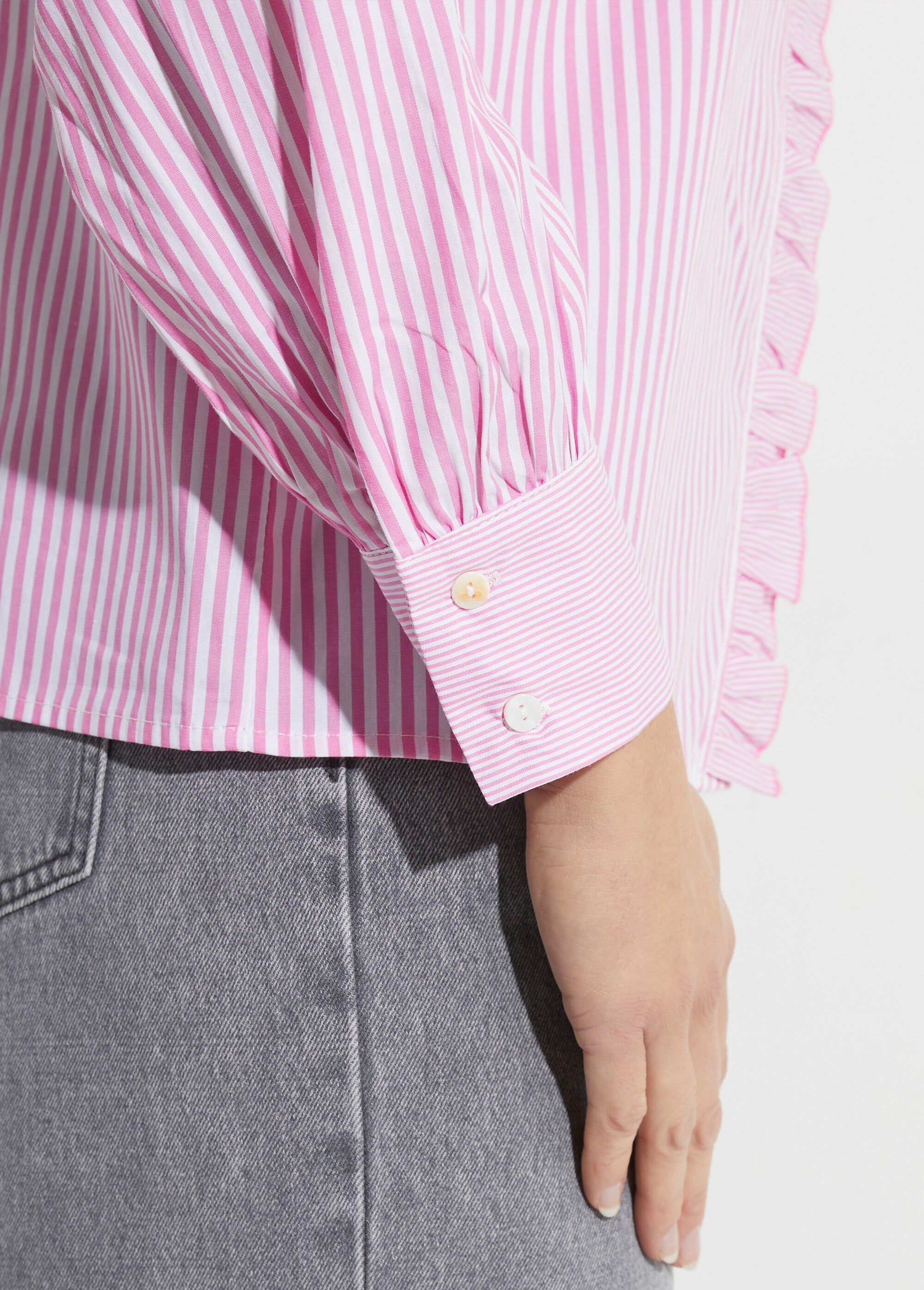 Blusa_plisada_de_rayas_con_cuello_alto_Rosa_rayada_DE2_slim