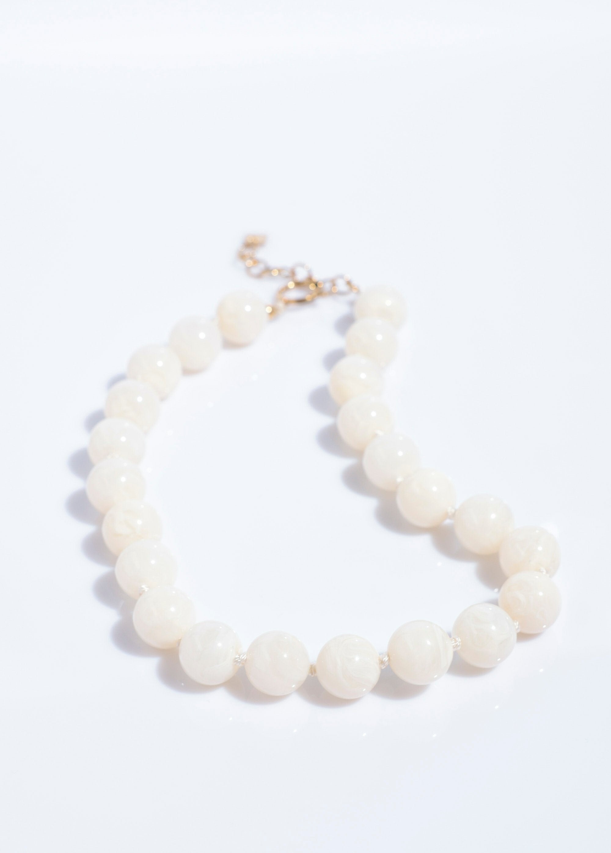 Collier_court_perles_rondes_marbrées_Ivoire_DE1_slim