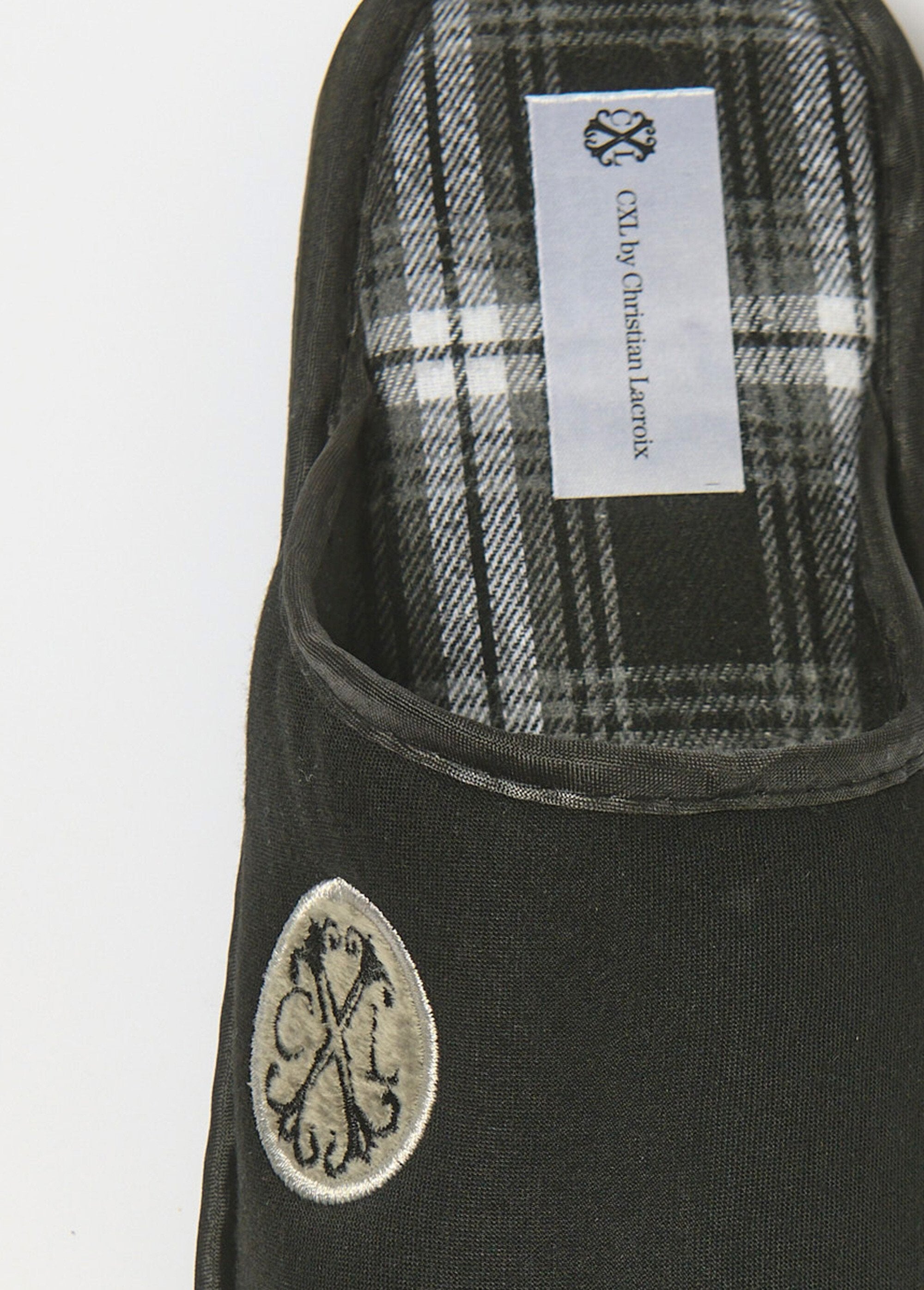 Zapatillas_tipo_mule_con_logotipo_elegante_Negro_OV1_slim