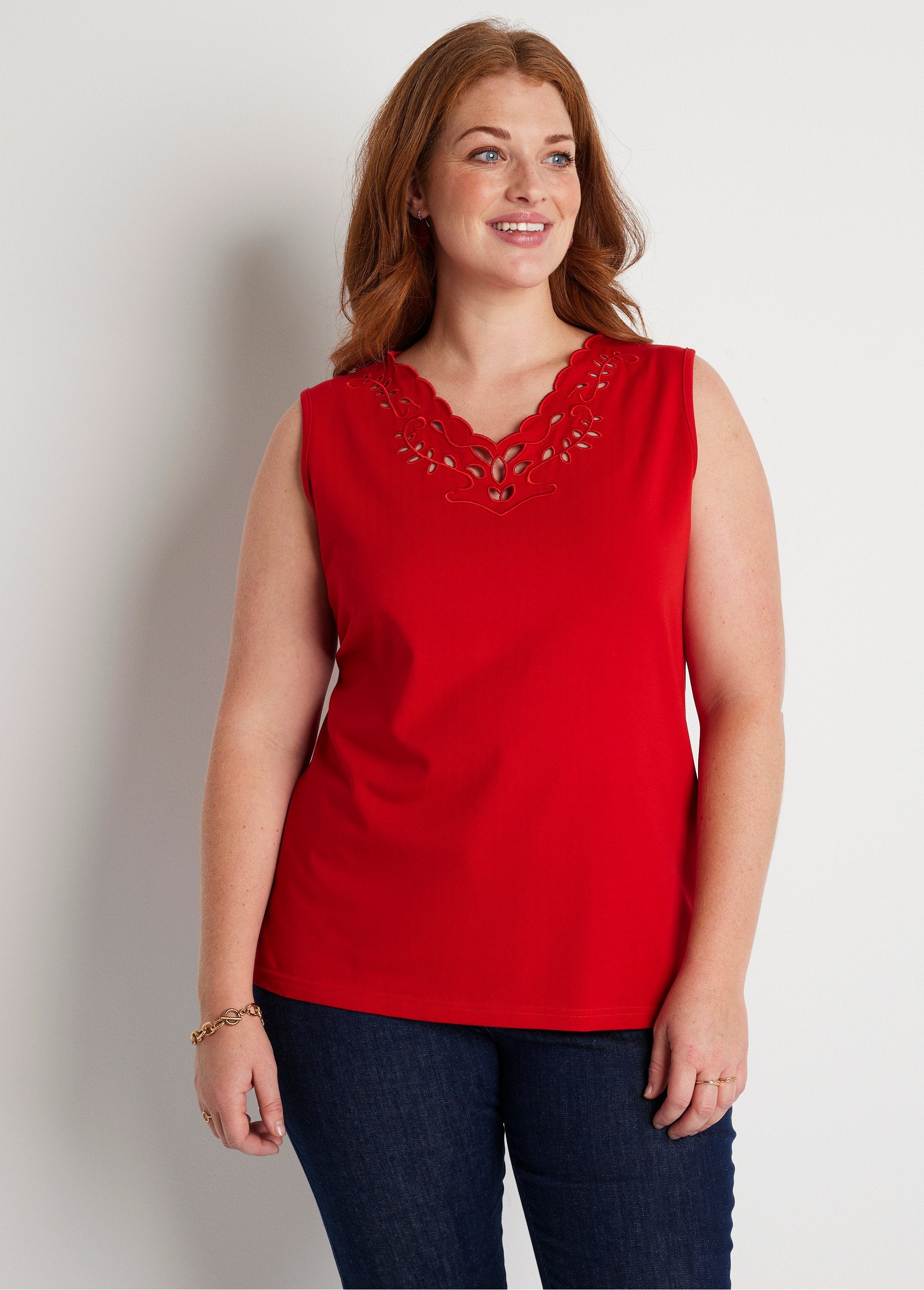 Camiseta_sin_mangas_con_cuello_en_V_calado_y_bordado_Rojo_FA1_curvy