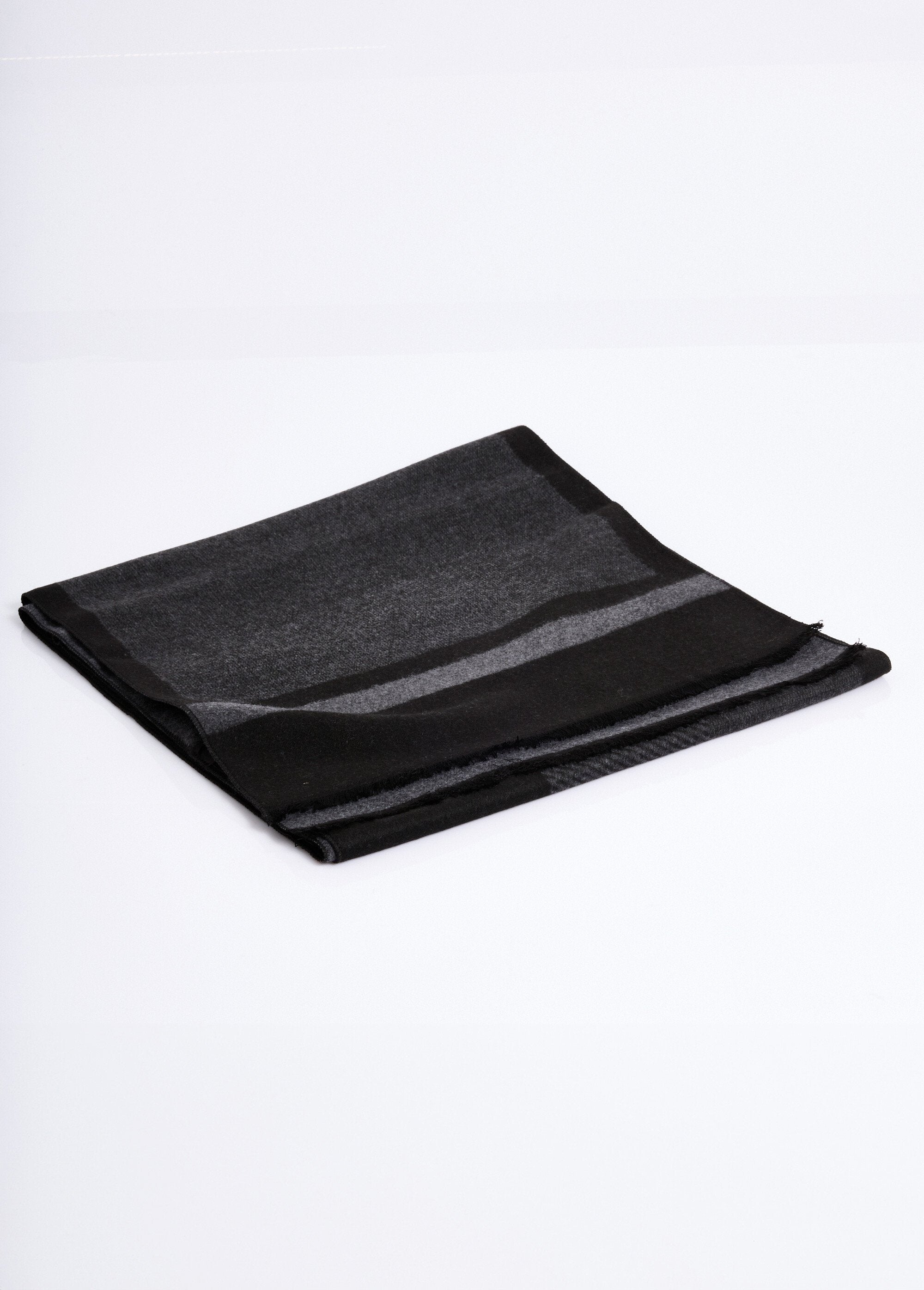 Bufanda_estampada_bicolor_con_pequeños_flecos_Negro_FA1_slim