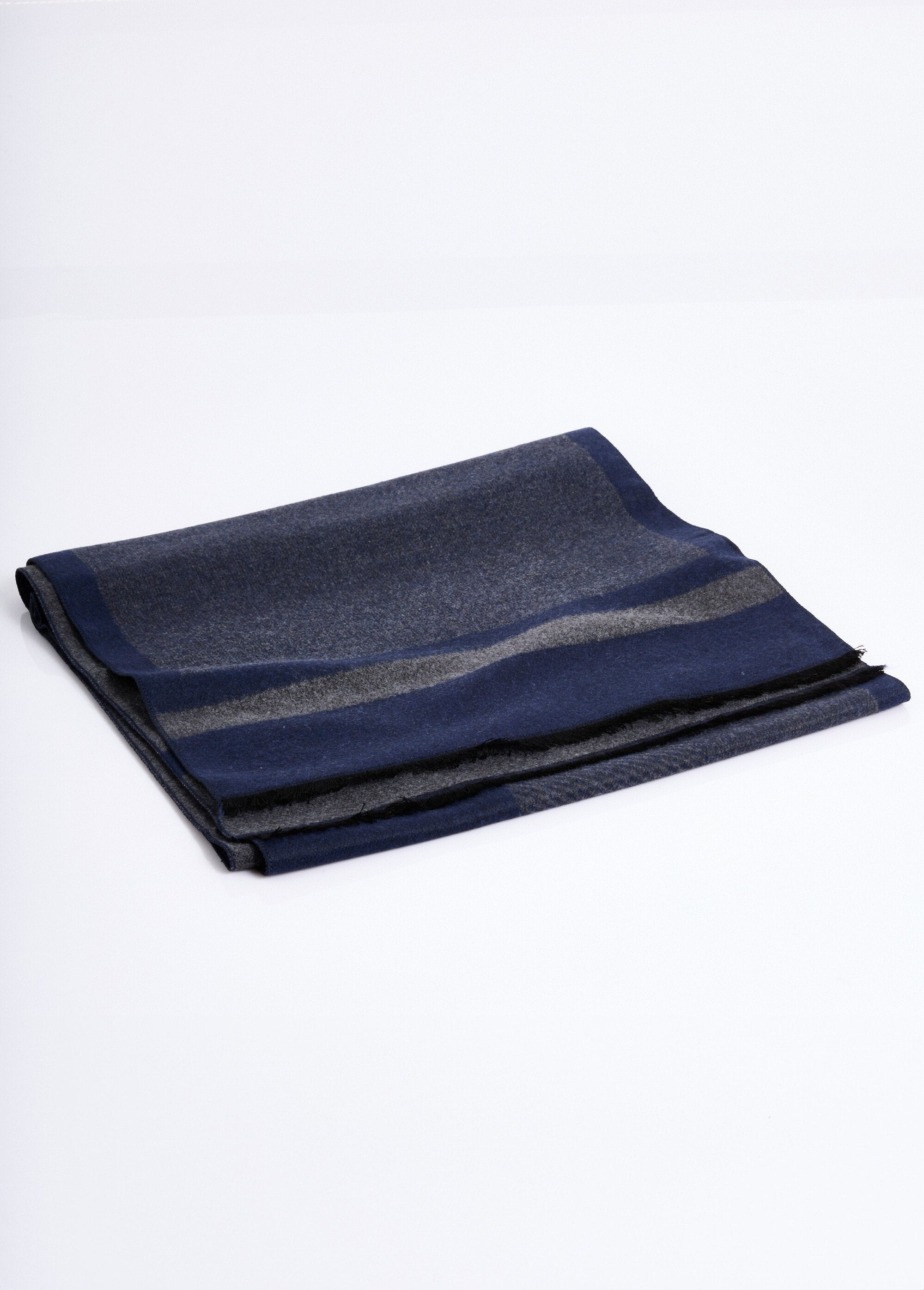 Bufanda_estampada_bicolor_con_pequeños_flecos_Azul_FA1_slim