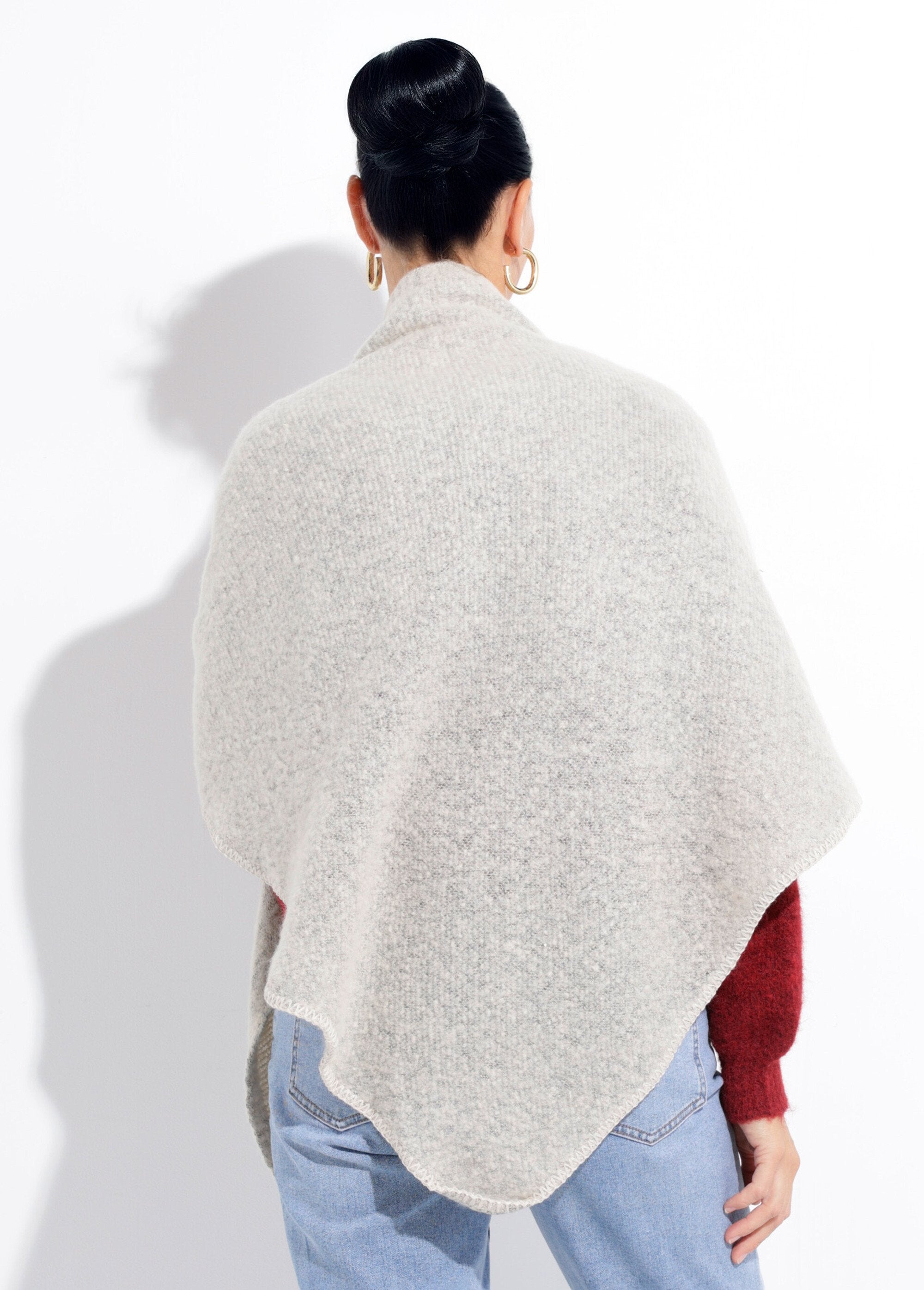 Bufanda_triangular_de_punto_suave_y_cálida_porcelana_beige_DO1_slim