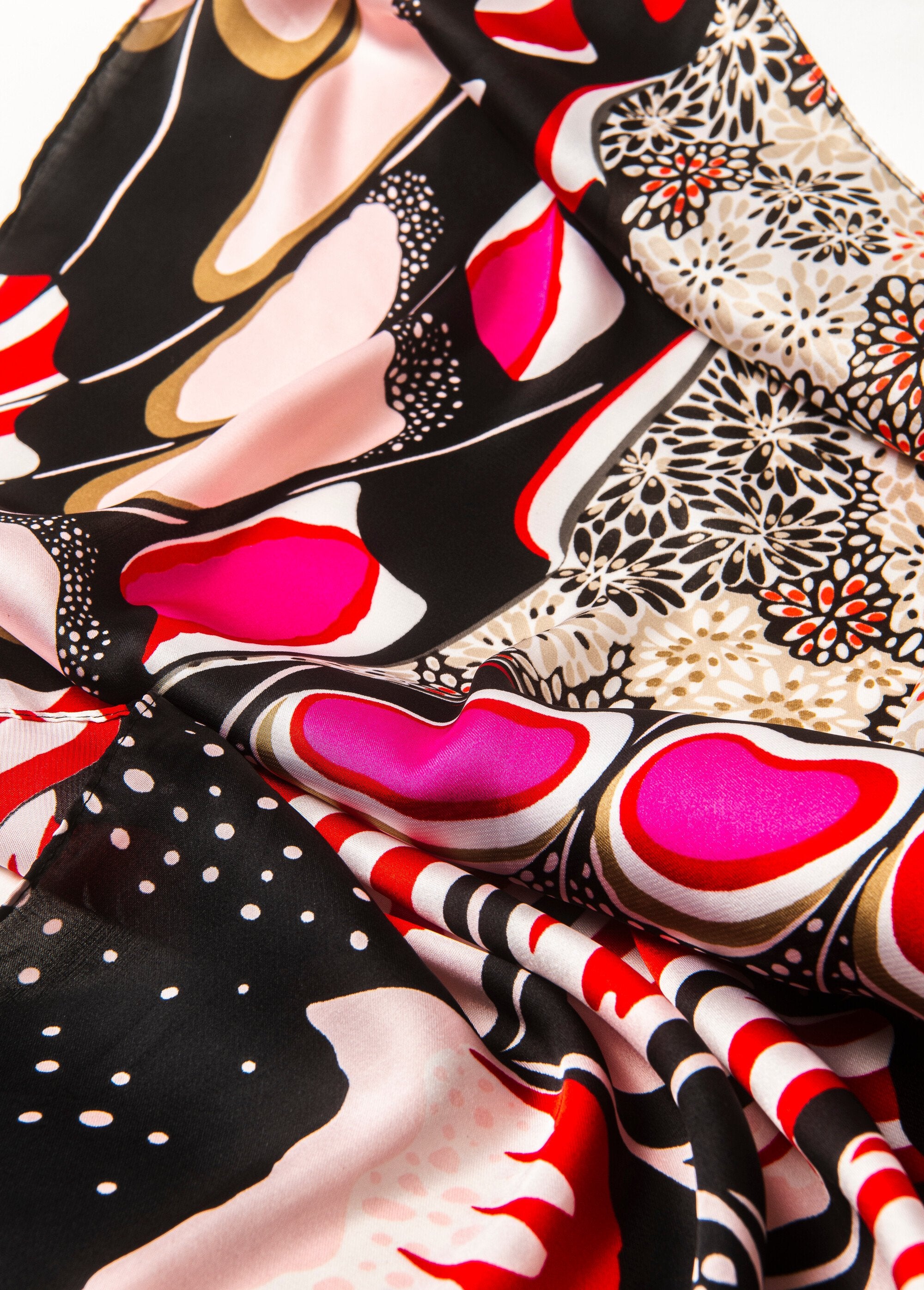 Fular_efecto_raso_estampado_mariposas_Negro_y_rosa_DE2_slim