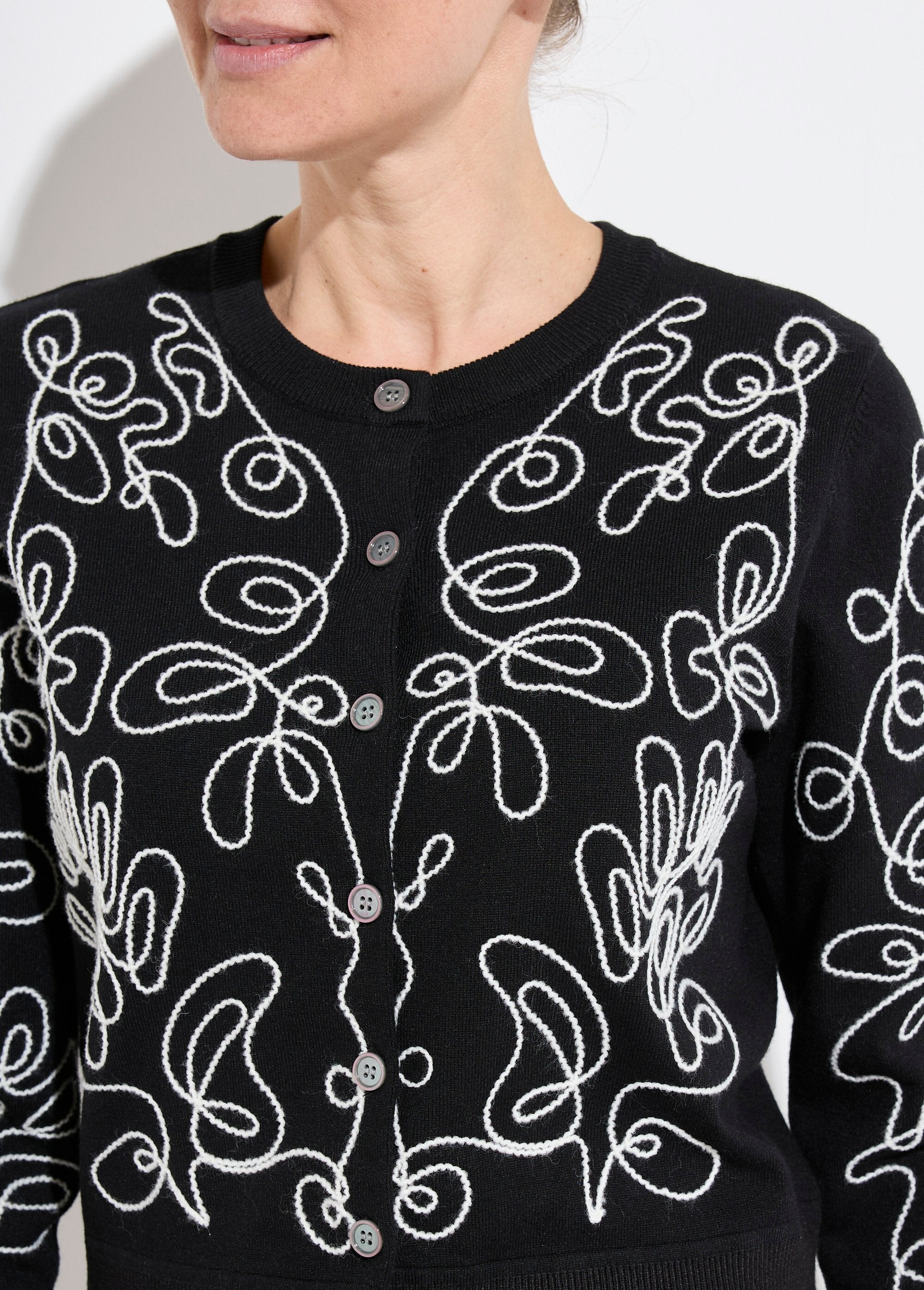 Chaleco_tipo_cárdigan_corto_con_botones_bordados_Negro_y_crudo_DE1_slim