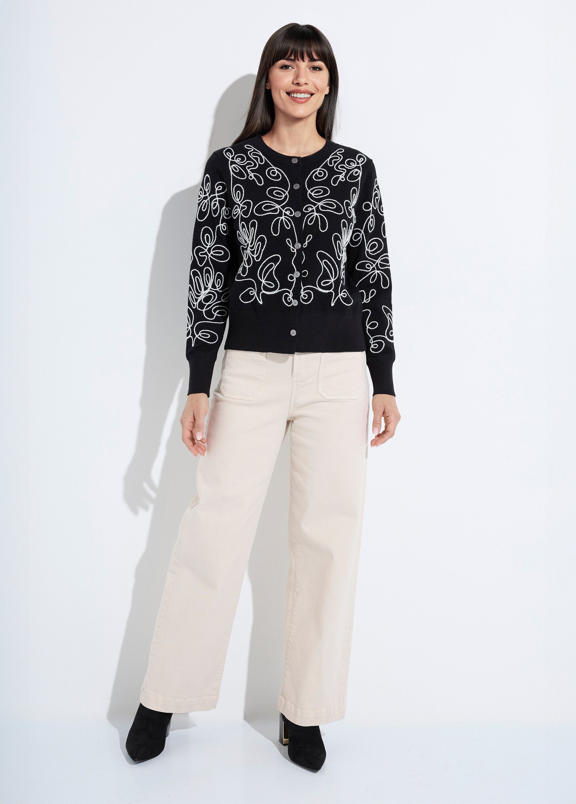 Chaleco_tipo_cárdigan_corto_con_botones_bordados_Negro_y_crudo_SF1_slim