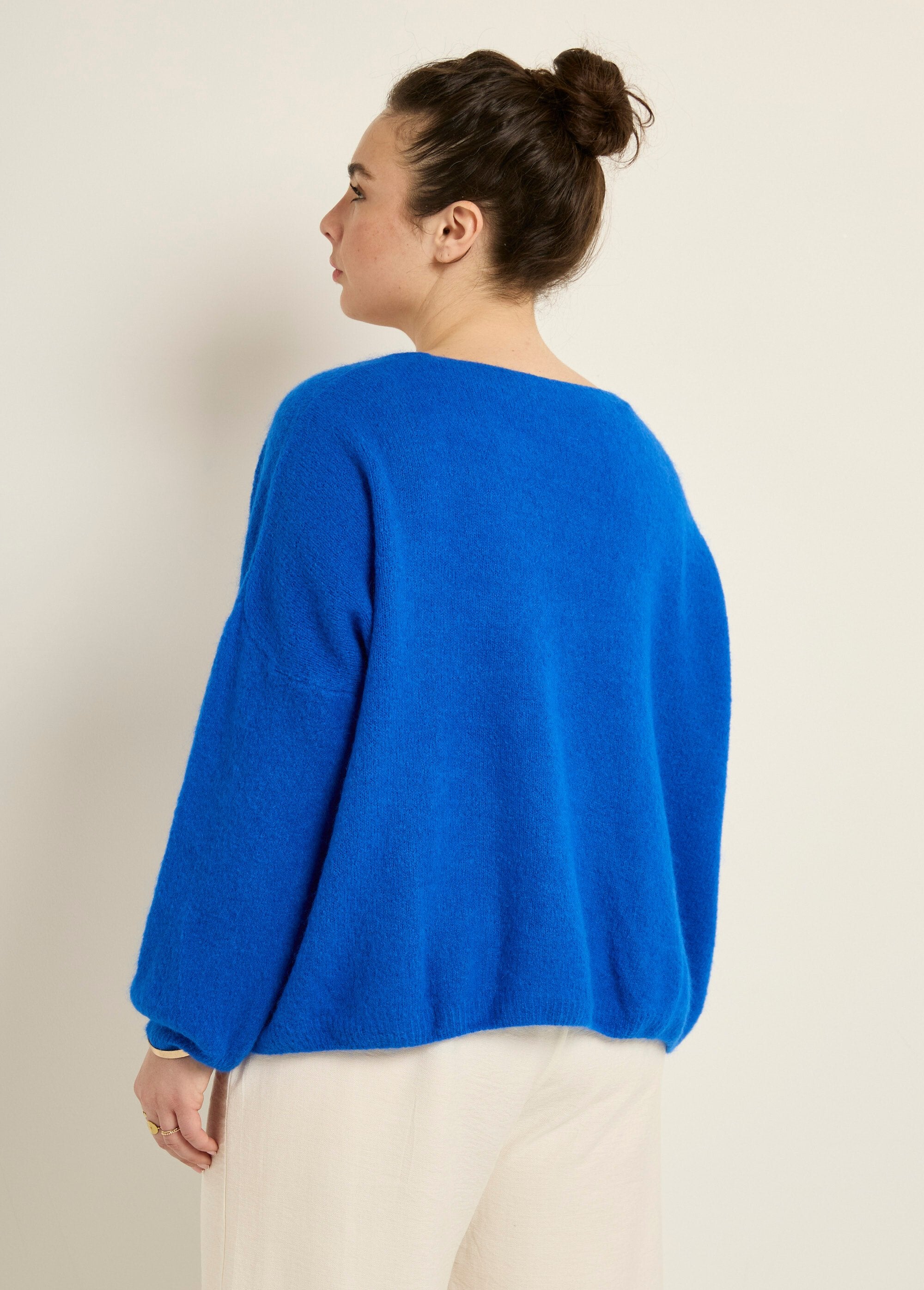 Cárdigan_de_punto_de_alpaca,_cuello_en_V_azul_duro_DO1_curvy