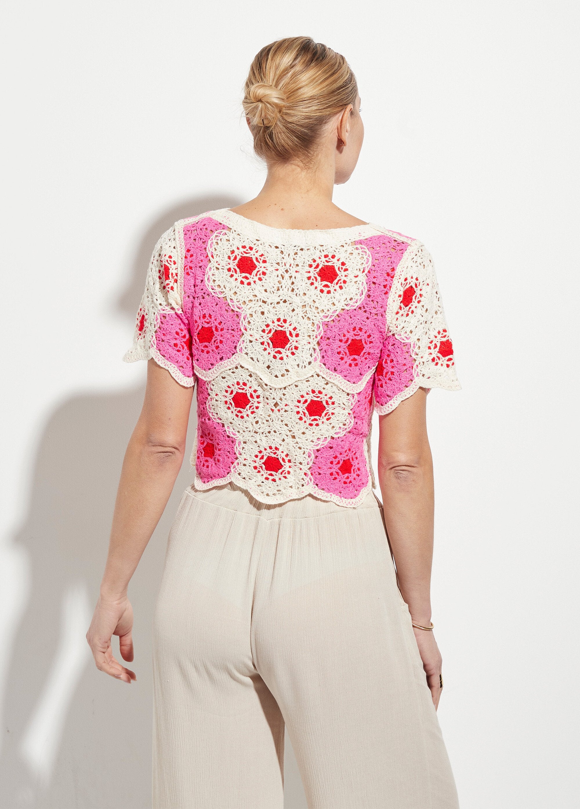 Top_corto_de_crochet_con_patrón_de_roseta_calada_Rosa_y_crudo_DO1_slim