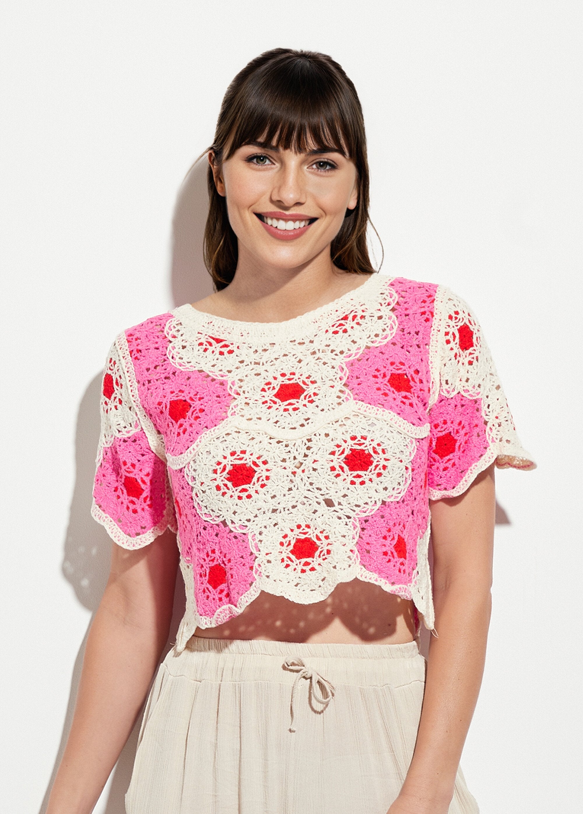 Top_corto_de_crochet_con_patrón_de_roseta_calada_Rosa_y_crudo_FA1_slim