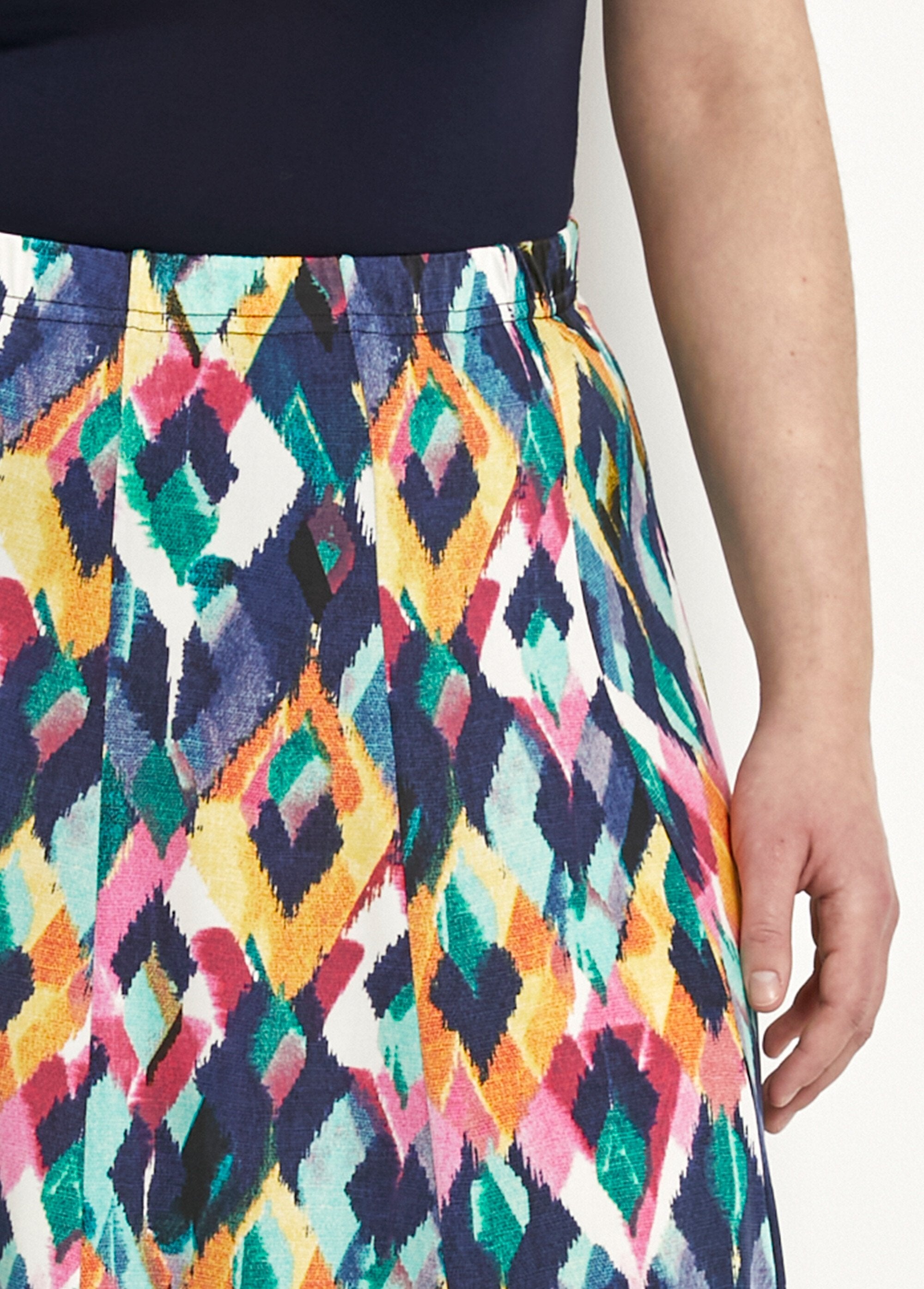 Falda_midi_evasé_estampada_Multicolor_DE1_curvy
