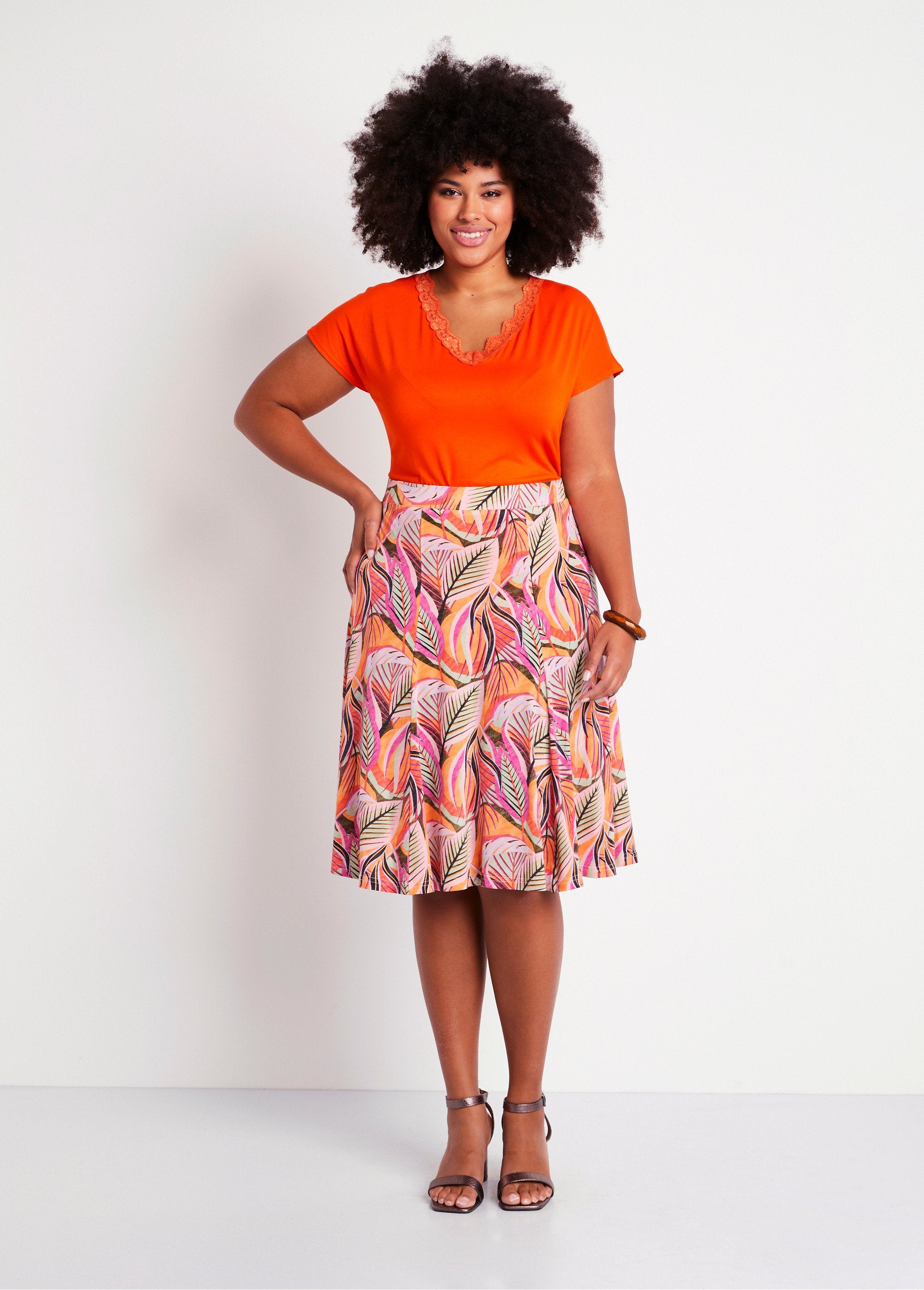 Falda_midi_de_malla_con_vuelo_Naranja_y_fucsia_SF1_curvy