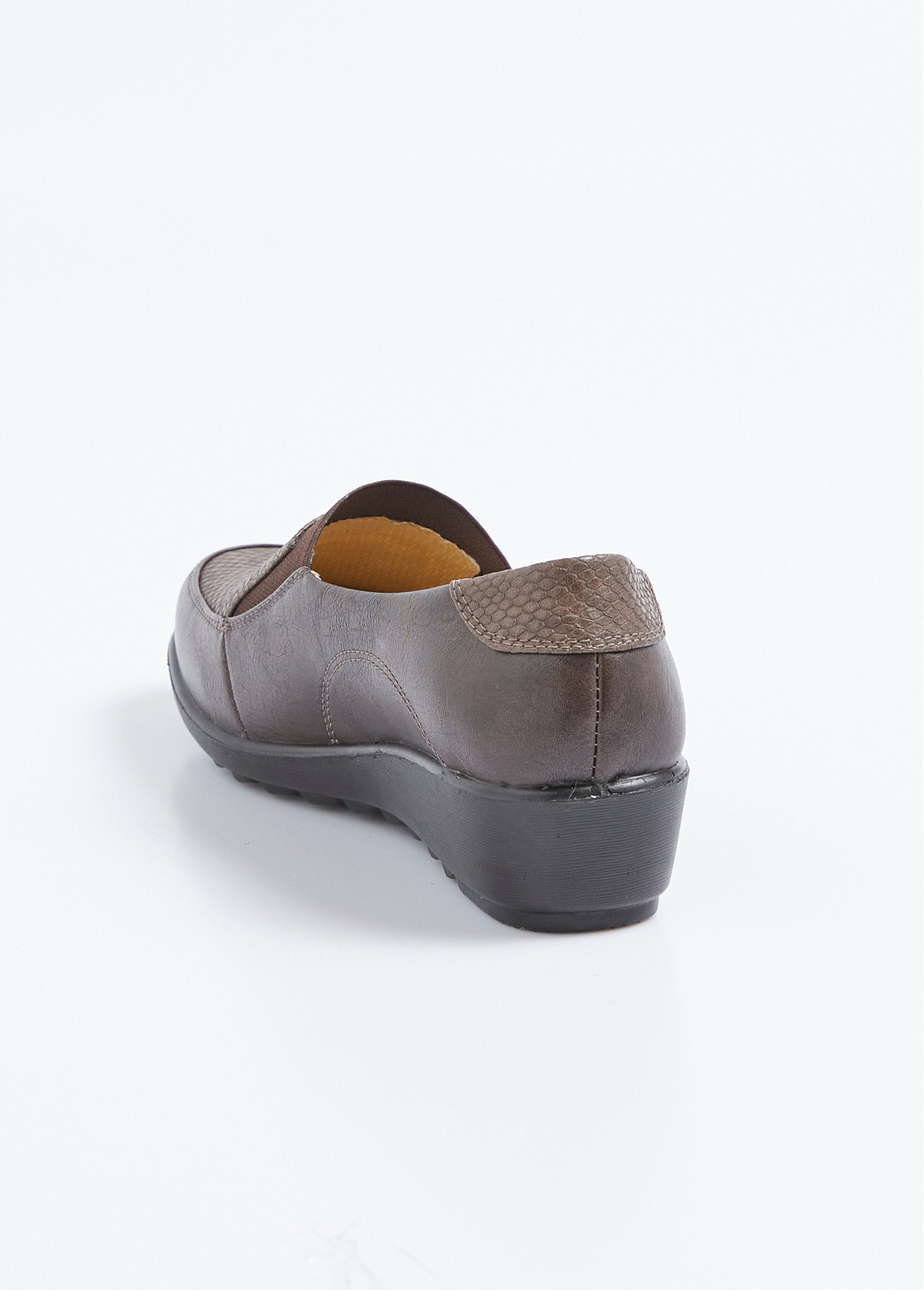 Mocasines_de_cuña_de_piel_con_elástico_de_ancho_amplio_Castaño_DO1_slim