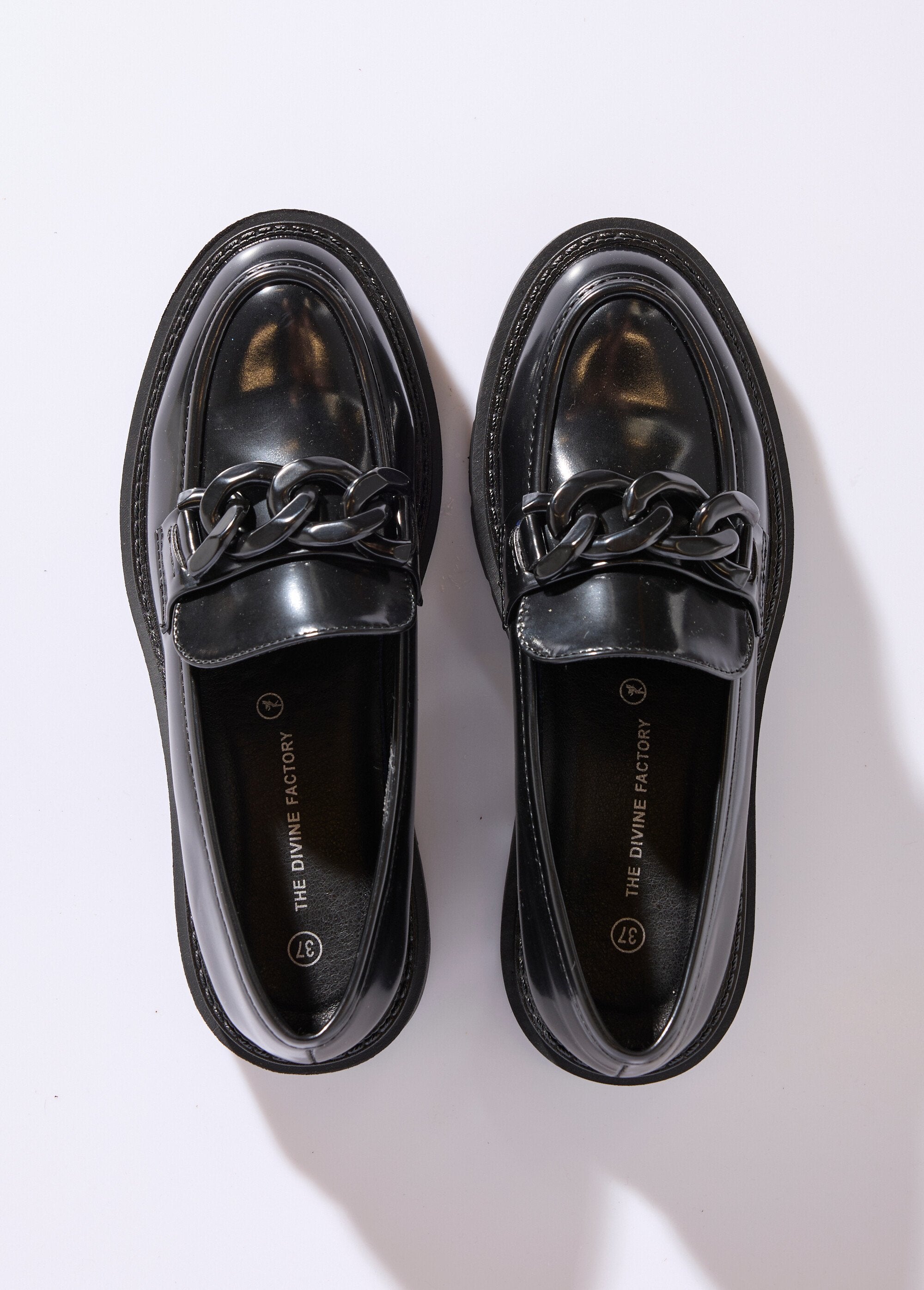Mocasines_estilo_chunky_con_eslabones_metálicos_Negro_OV1_slim