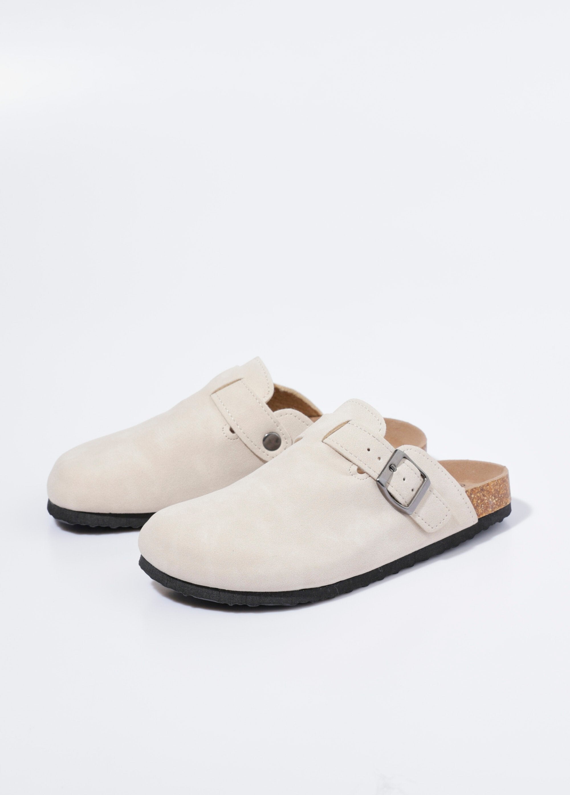 Mules_con_hebilla_y_suela_anatómica_Beige_DE1_slim