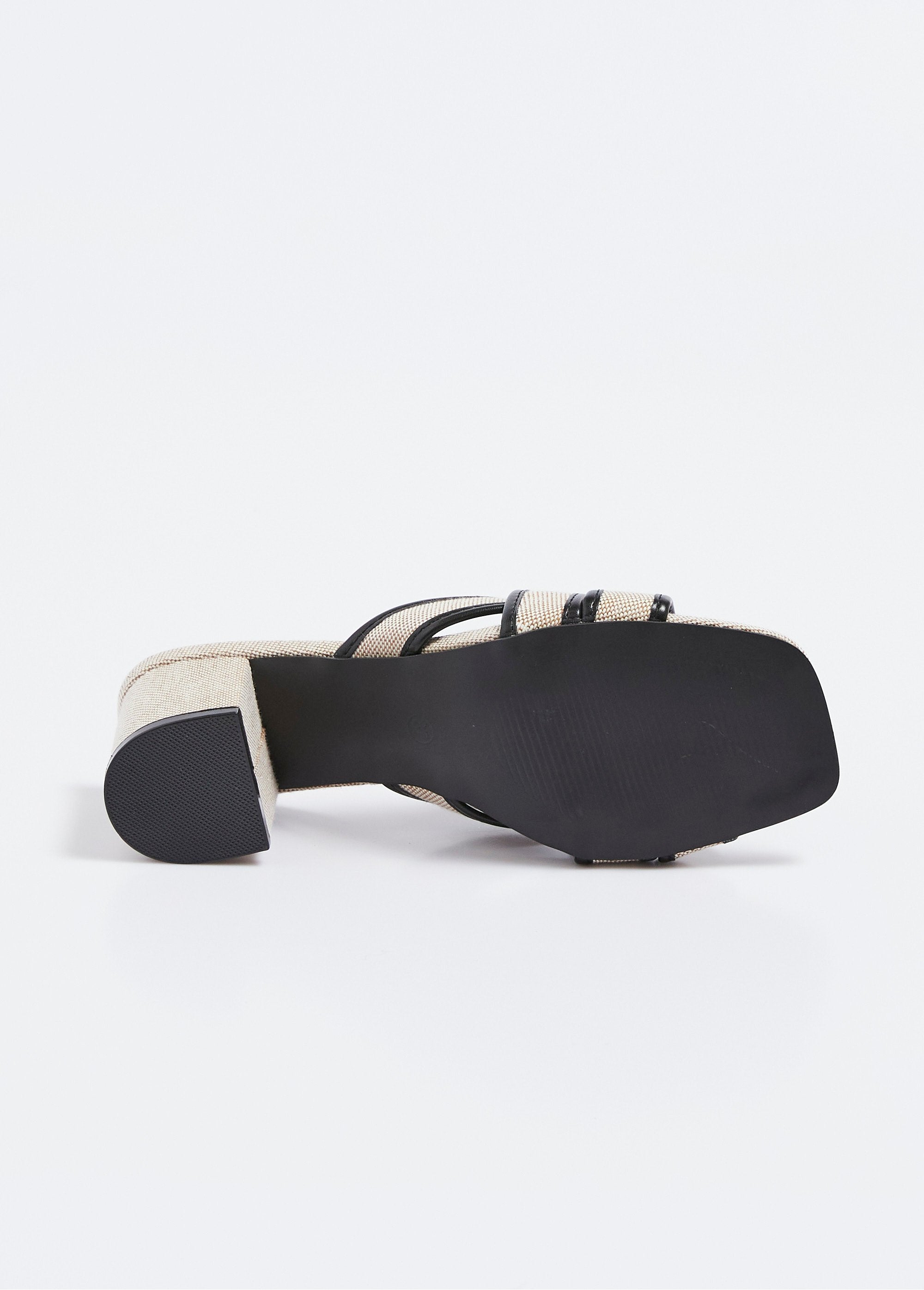 Mules_de_tacón_textil_con_efecto_gráfico_Negro_UN1_slim