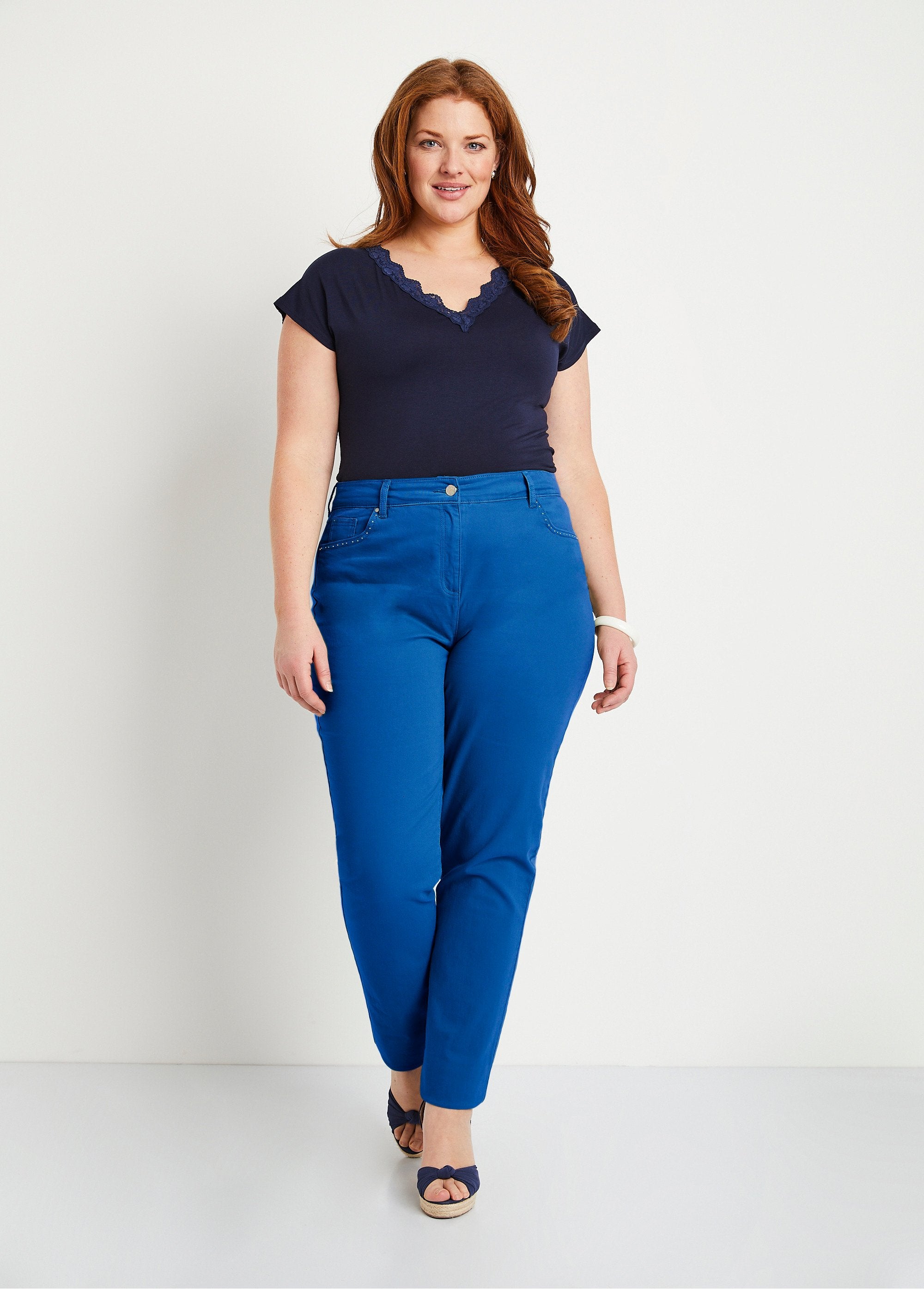 Pantalón_recto_de_cinco_bolsillos_de_algodón_elástico_azul_duro_SF1_curvy