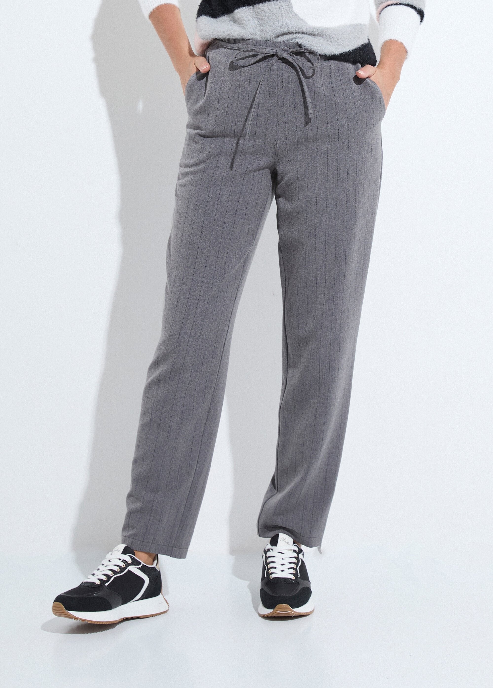 Pantalón_recto_con_cintura_elástica_3/4_gris_y_negro_FA1_slim