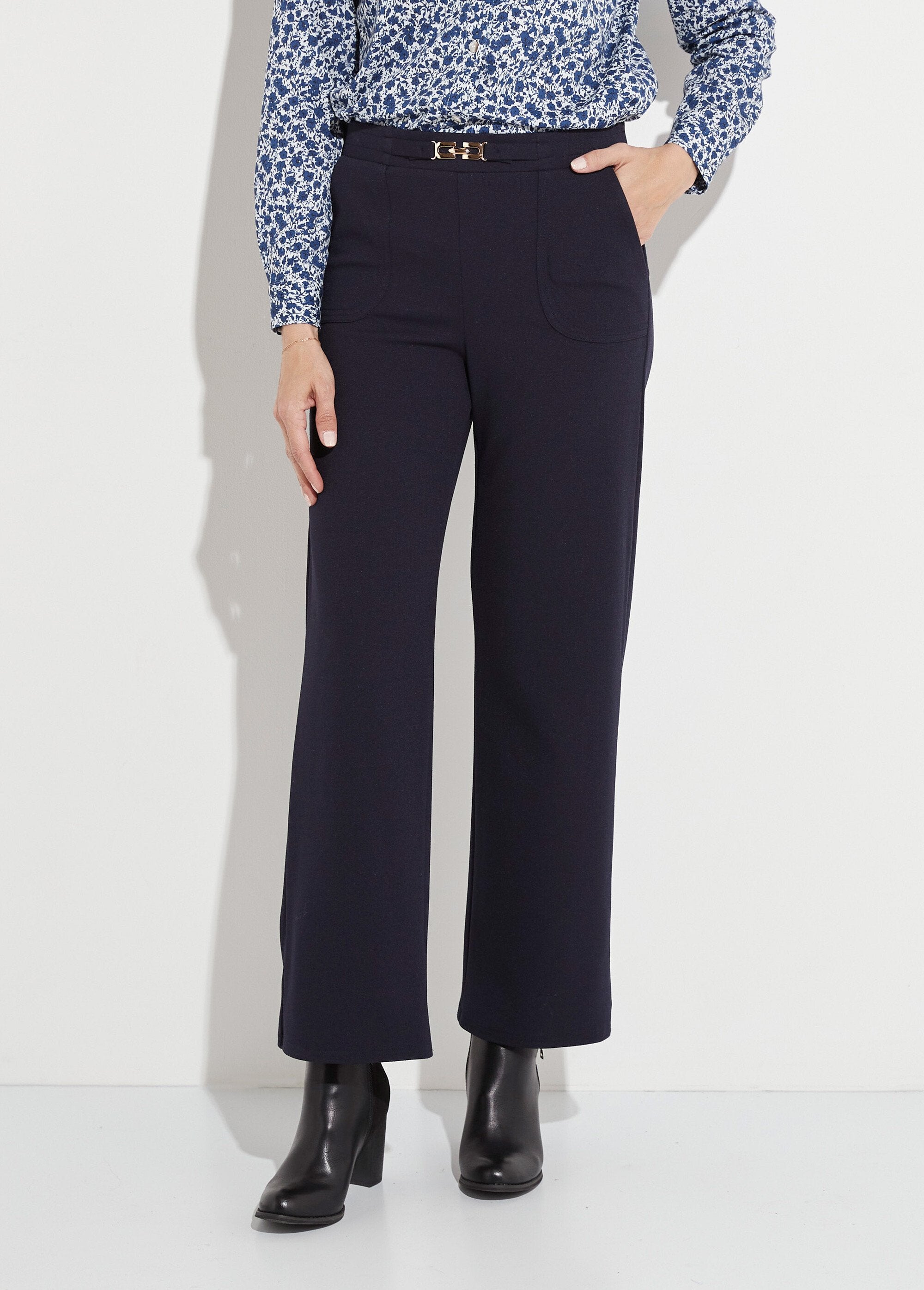 Pantalón_recto_con_cintura_elástica_y_cinturón_joya._Marina_FA1_slim