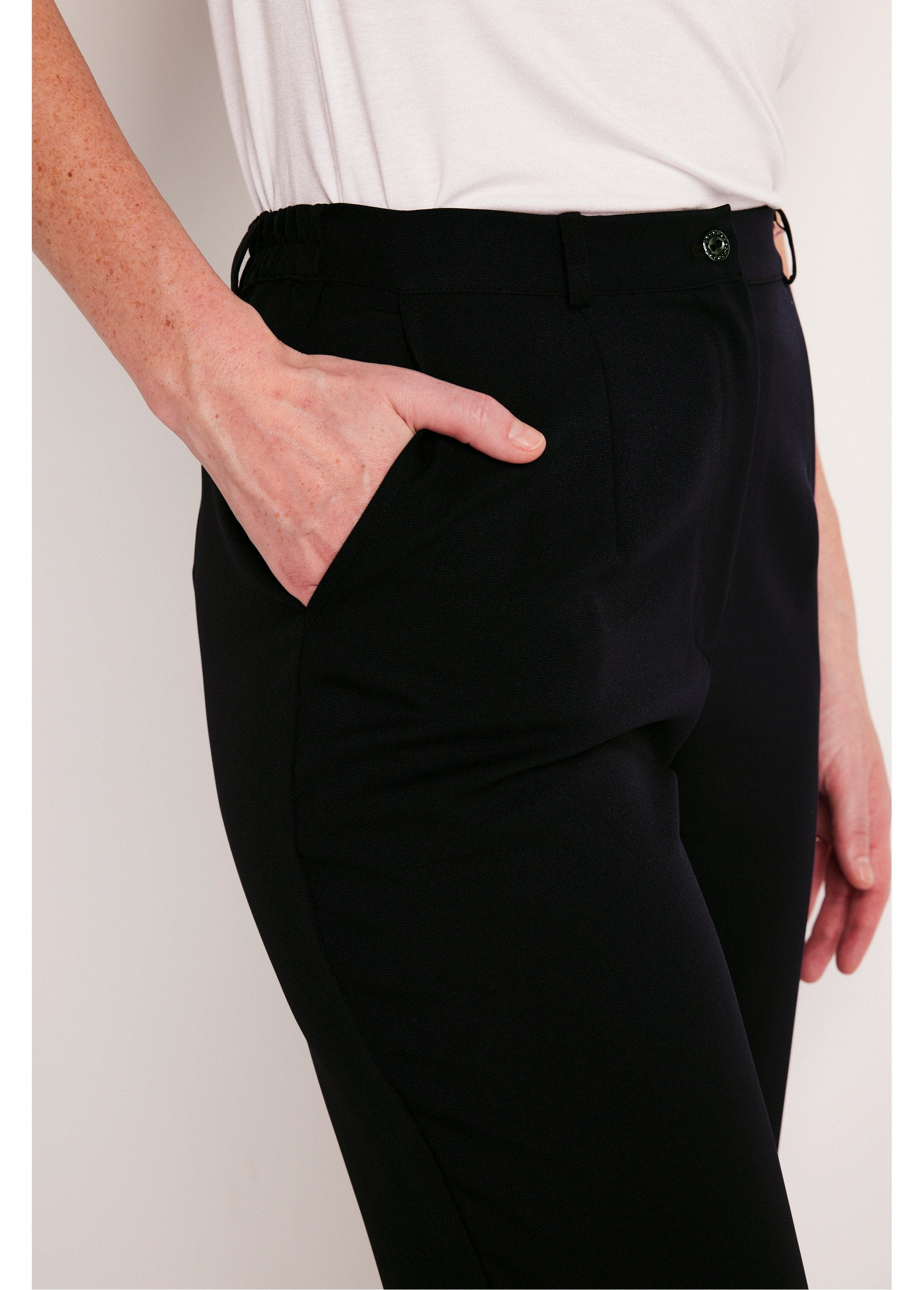 Pantalón_recto_liso_con_cintura_semielástica_Negro_DE1_slim