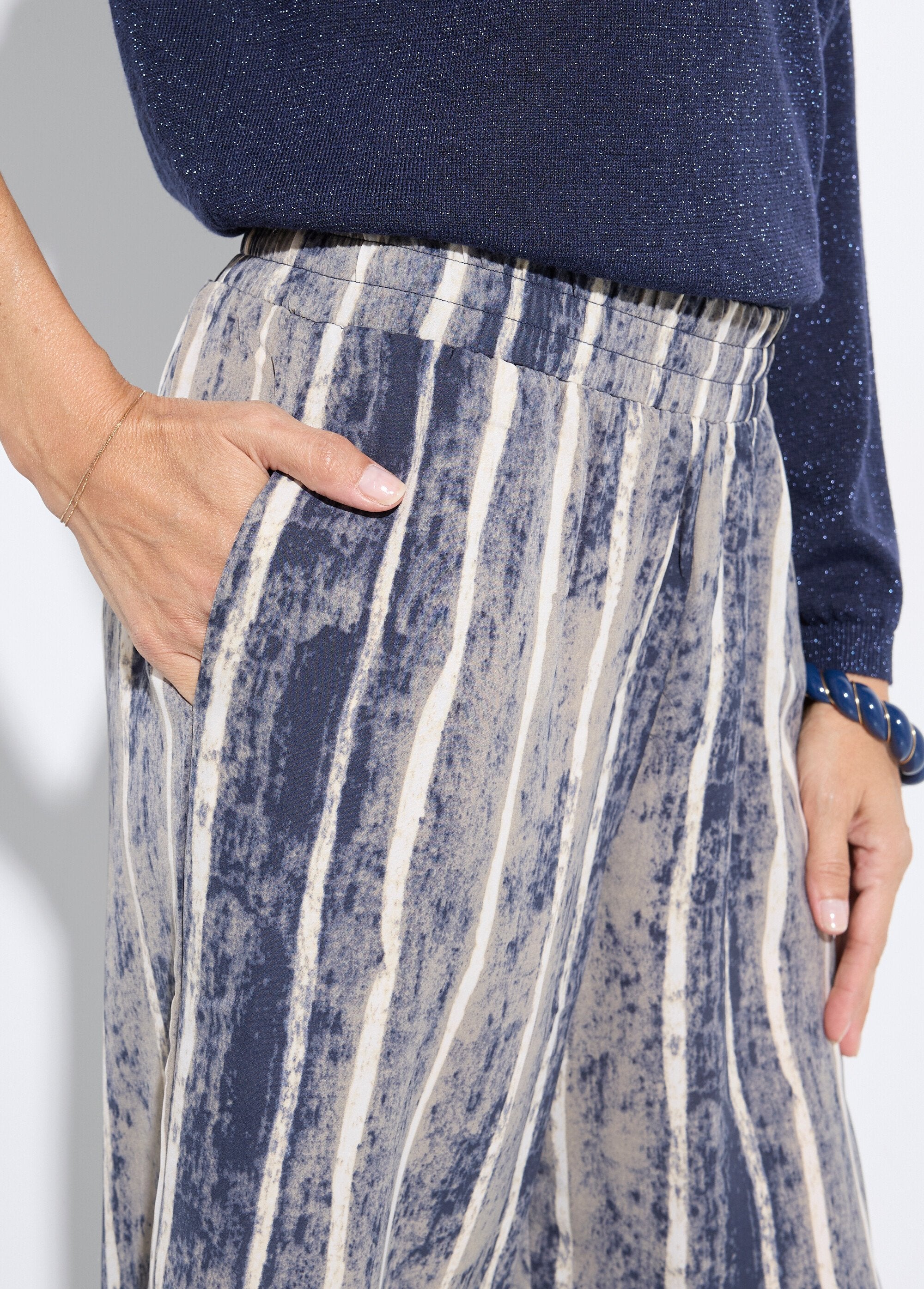 Pantalón_fluido_elástico,_estampado_de_rayas_Gris_y_crudo_DE1_slim