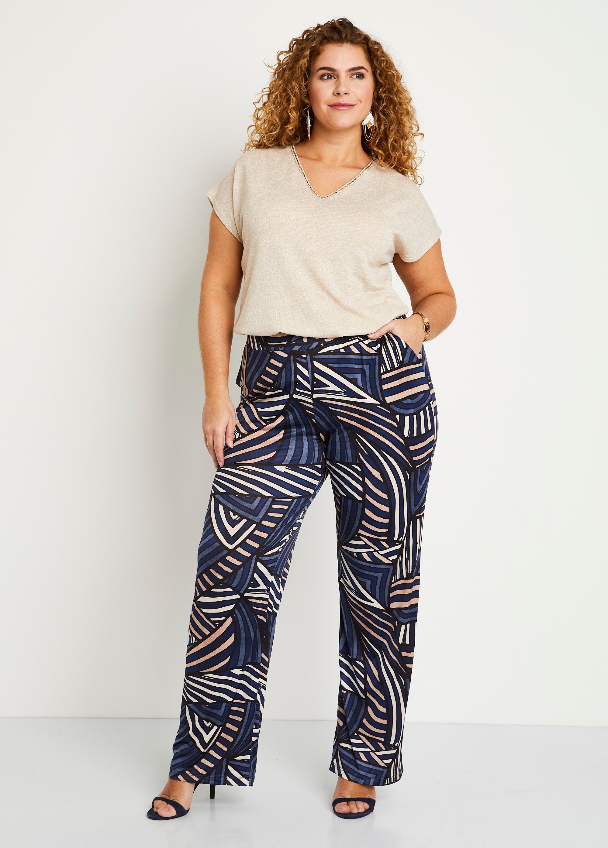 Pantalones_anchos_con_estampado_gráfico_y_cintura_elástica_Azul_y_beige_SF1_curvy