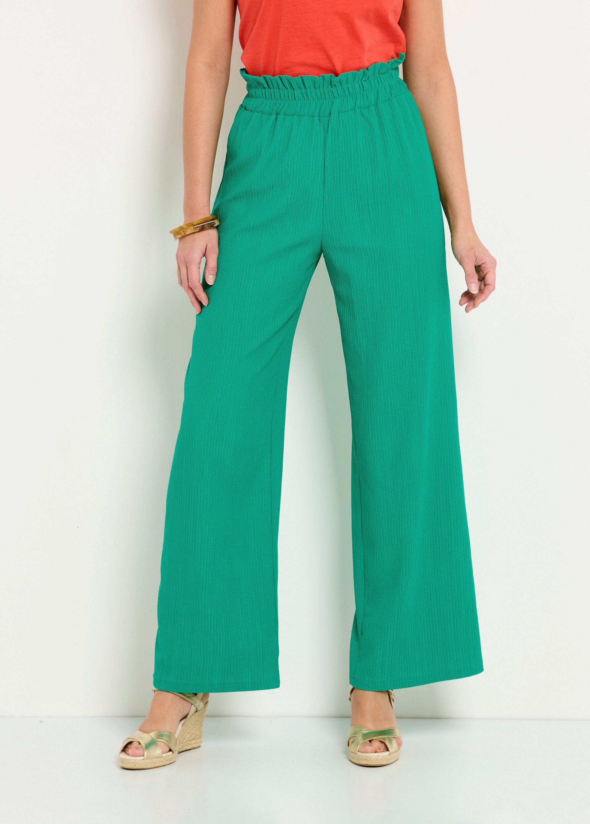 Pantalón_verde_con_cinturilla_elástica_ancha_y_malla_en_relieve_Verde_FA1_slim