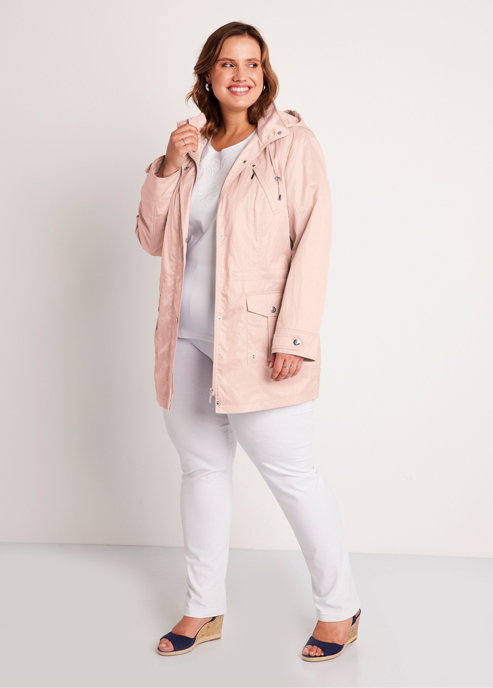 Parka_con_cremallera_y_botones_automáticos_rosa_nude_SF1_curvy