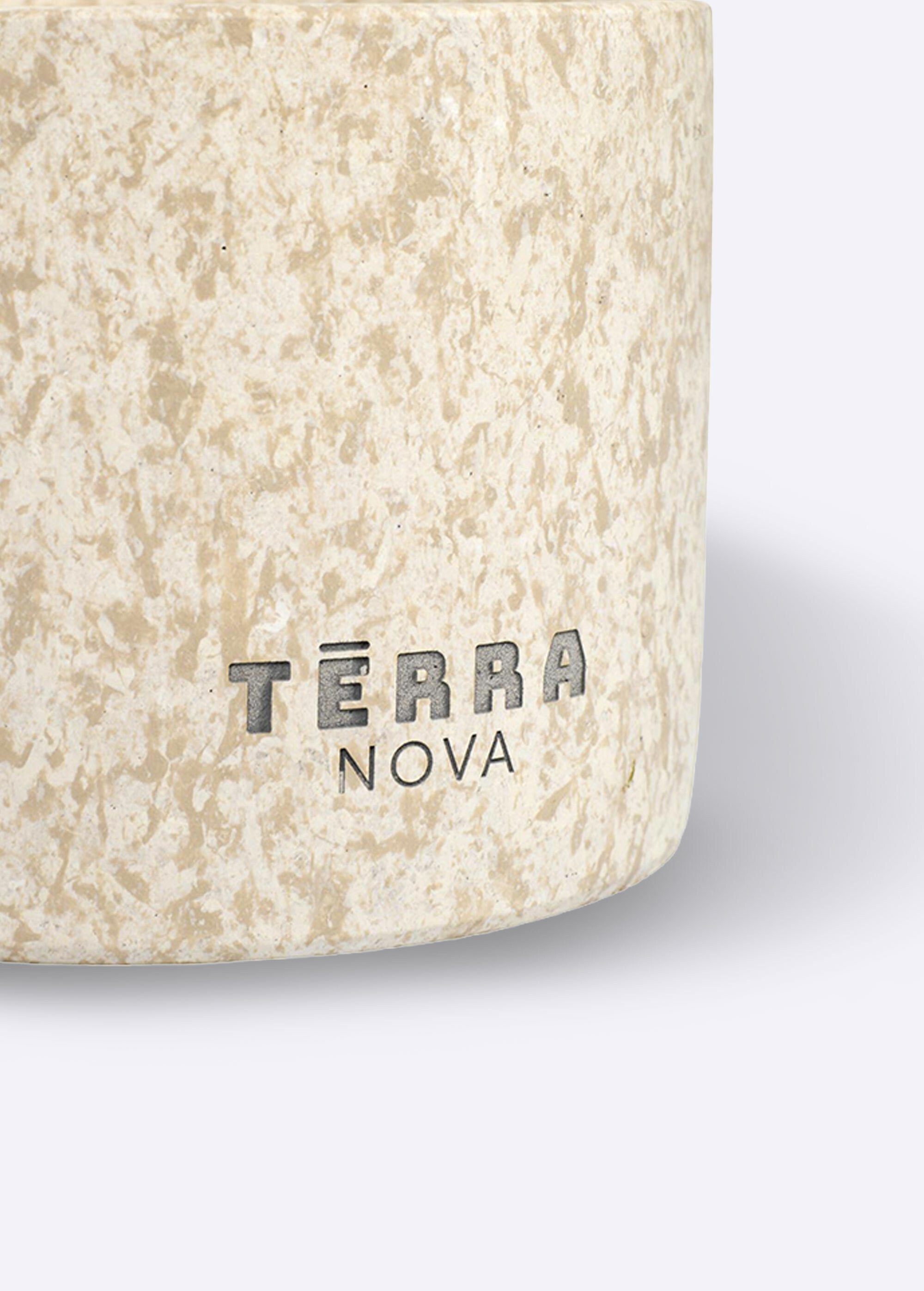 Pequeña_vela_perfumada_en_un_recipiente_de_hormigón._Beige_DE1_slim