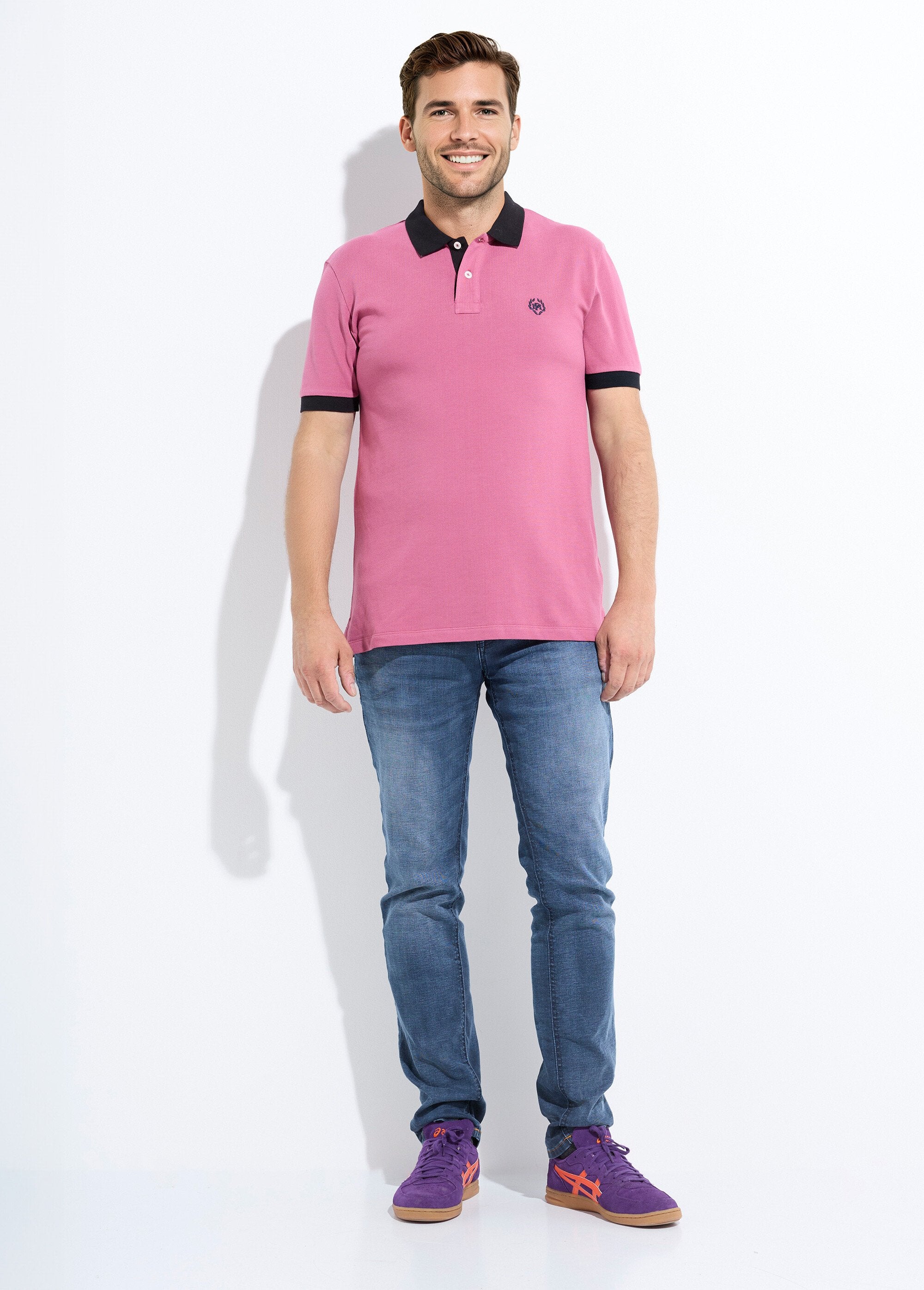 Polo_de_hombre_con_cuello_y_mangas_en_contraste._rosa_oscuro_SF1_slim