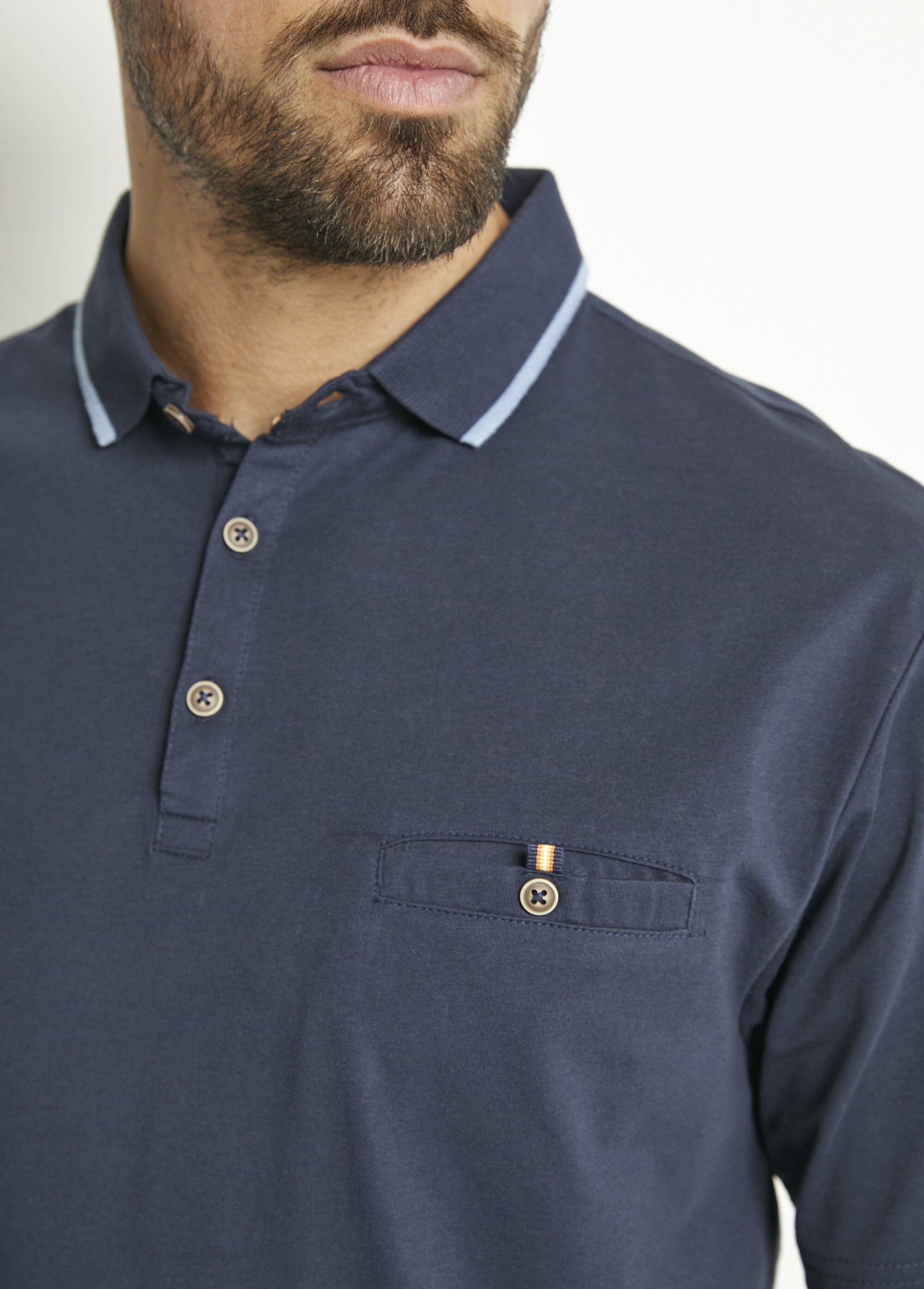 Polo_de_punto_liso_con_cuello_de_algodón_bicolor_Marina_DE1_slim