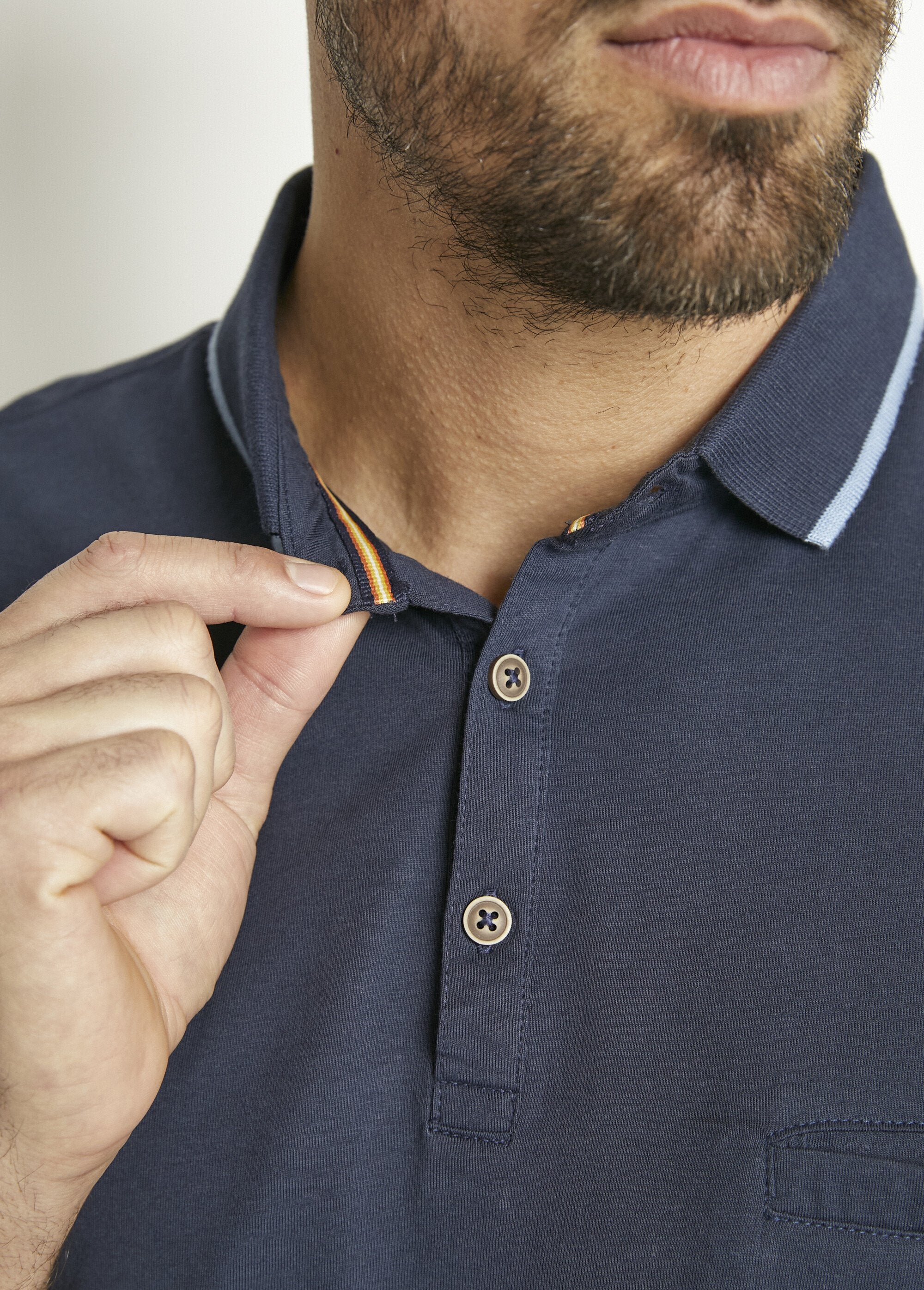 Polo_de_punto_liso_con_cuello_de_algodón_bicolor_Marina_DE2_slim