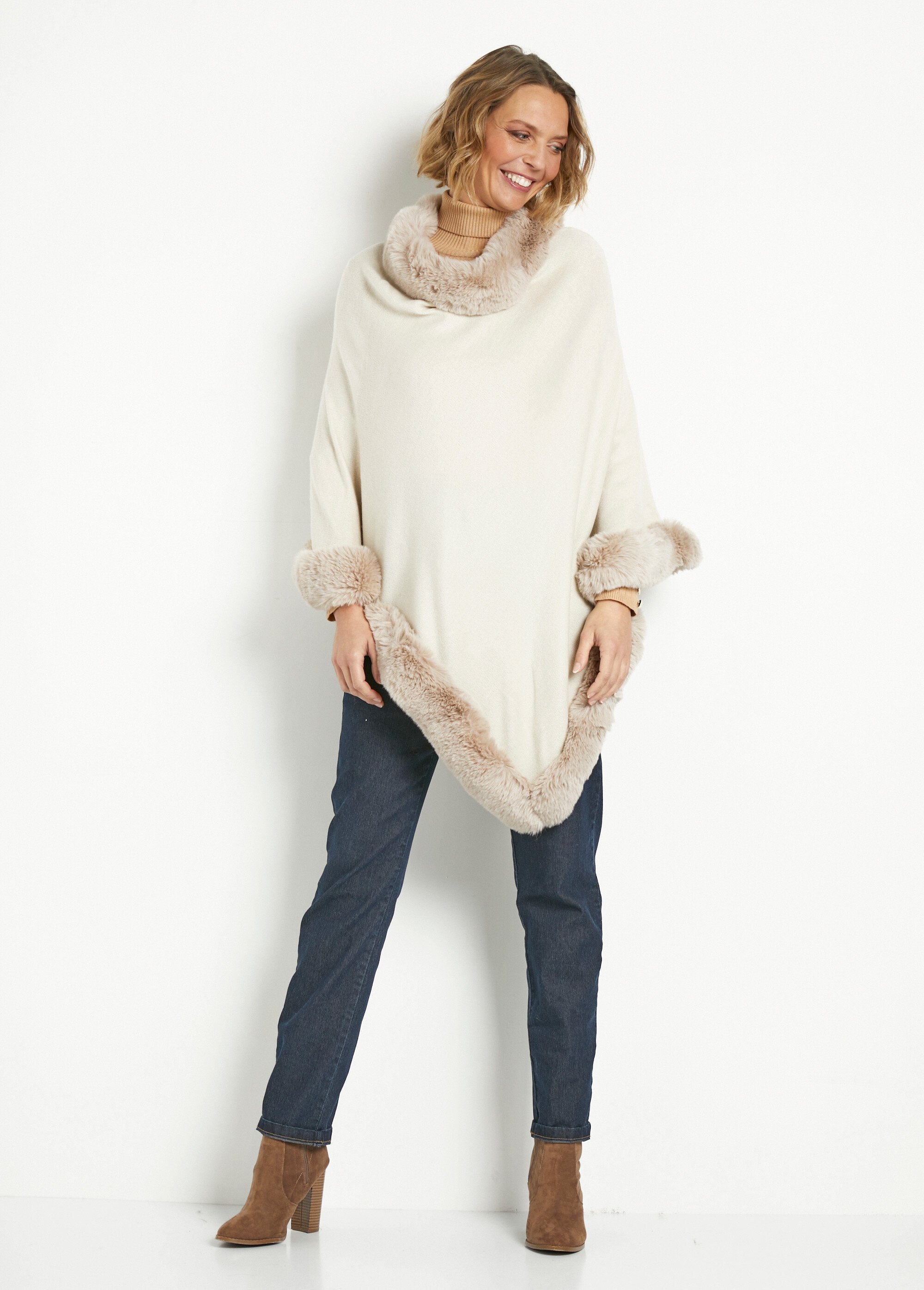 Poncho_de_punto_con_ribete_de_pelo_Beige_SF1_slim