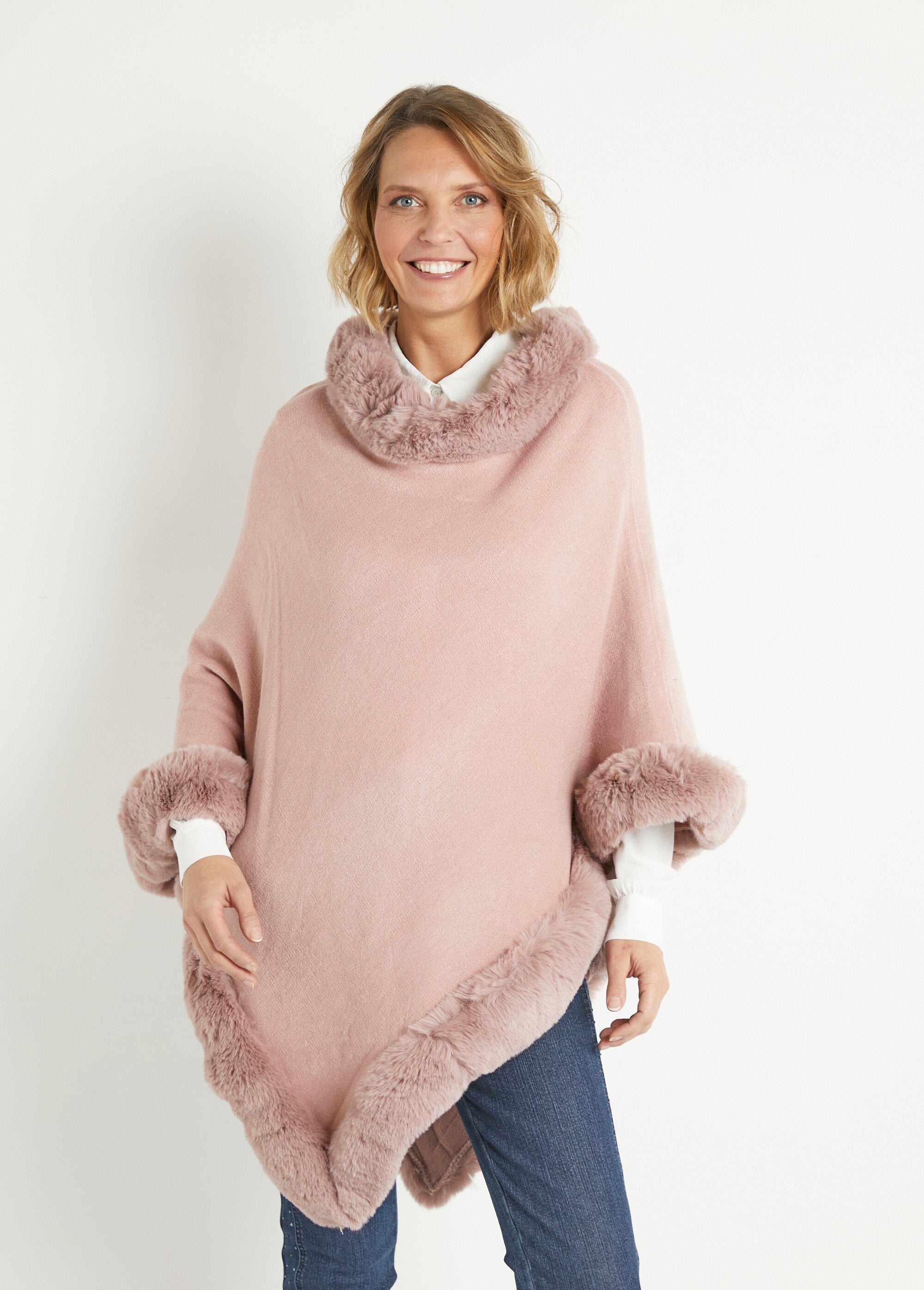 Poncho_de_punto_con_ribete_de_pelo_Rosa_FA1_slim