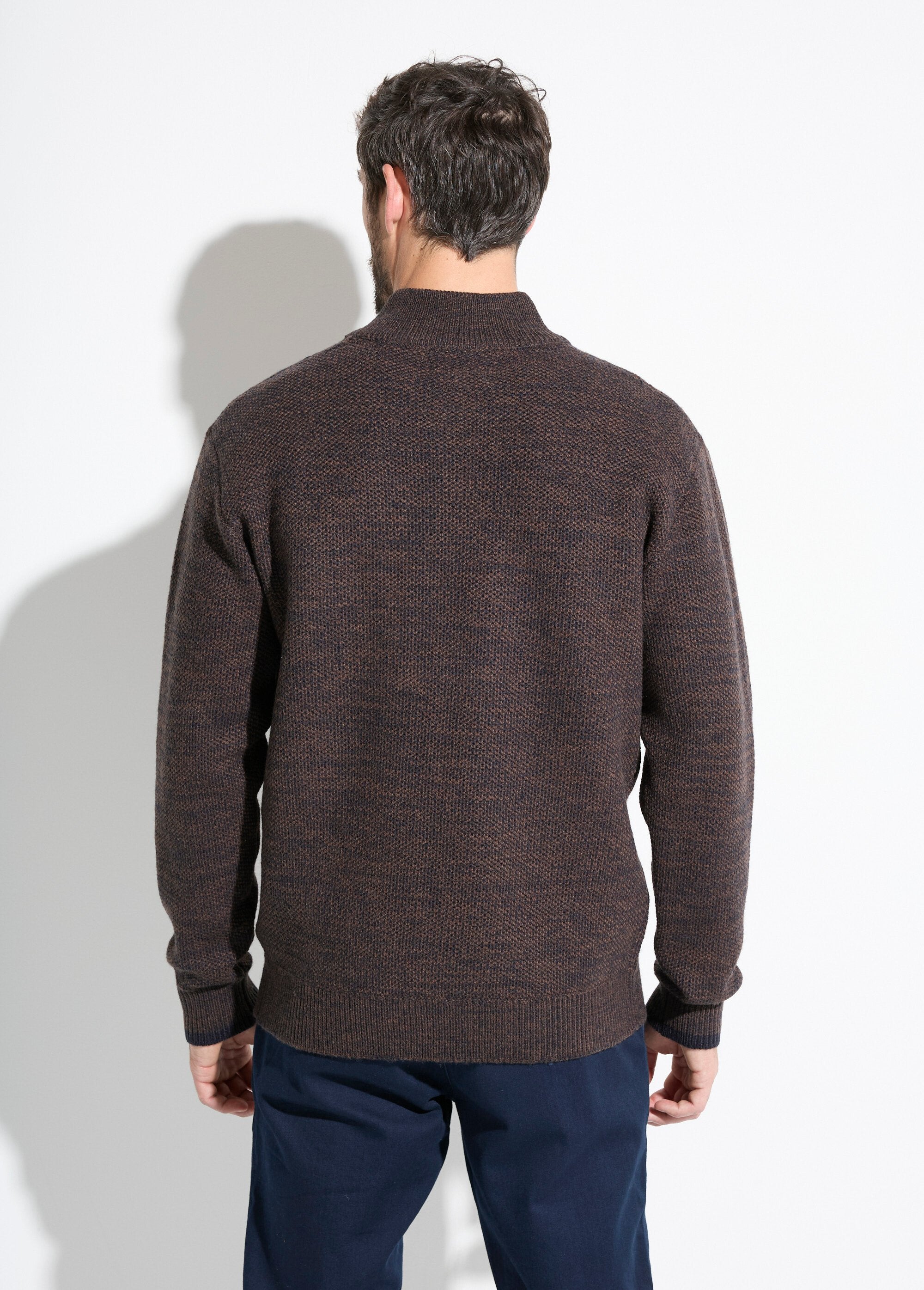 Suéter_de_cuello_alto_con_cremallera_en_punto_de_lana_jaspeada_Castaño_DO1_slim