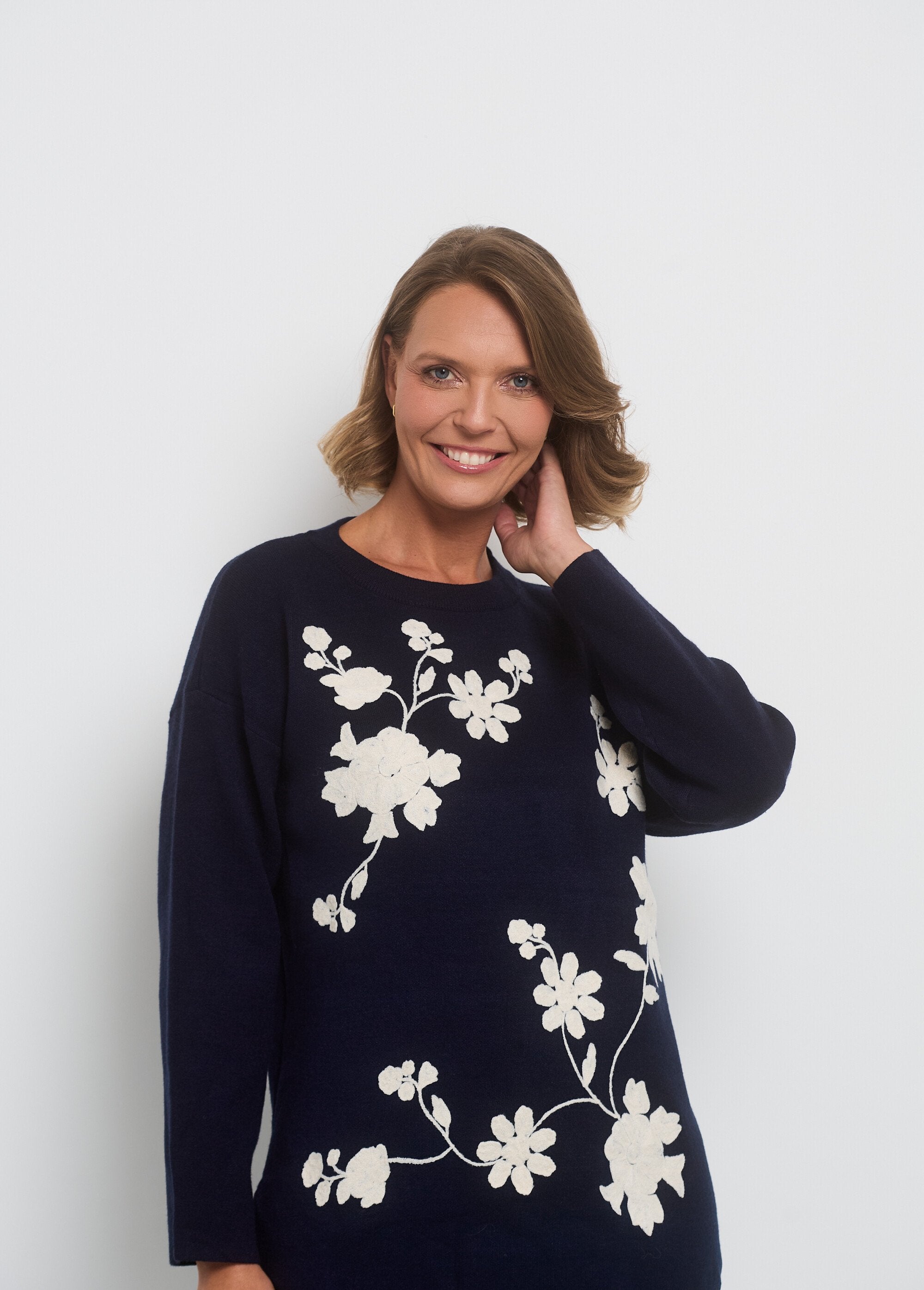 Jersey_de_cuello_redondo_con_aplicación_floral_Marina_DE1_slim