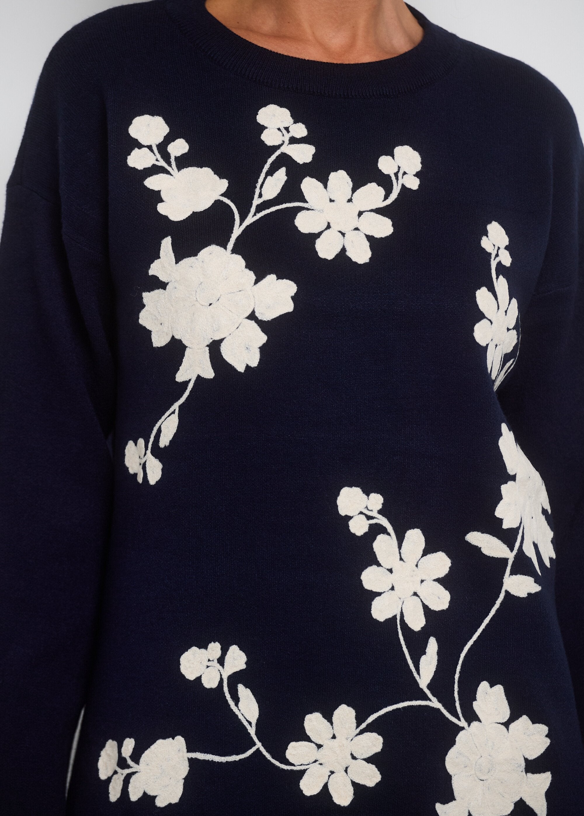 Jersey_de_cuello_redondo_con_aplicación_floral_Marina_DE2_slim