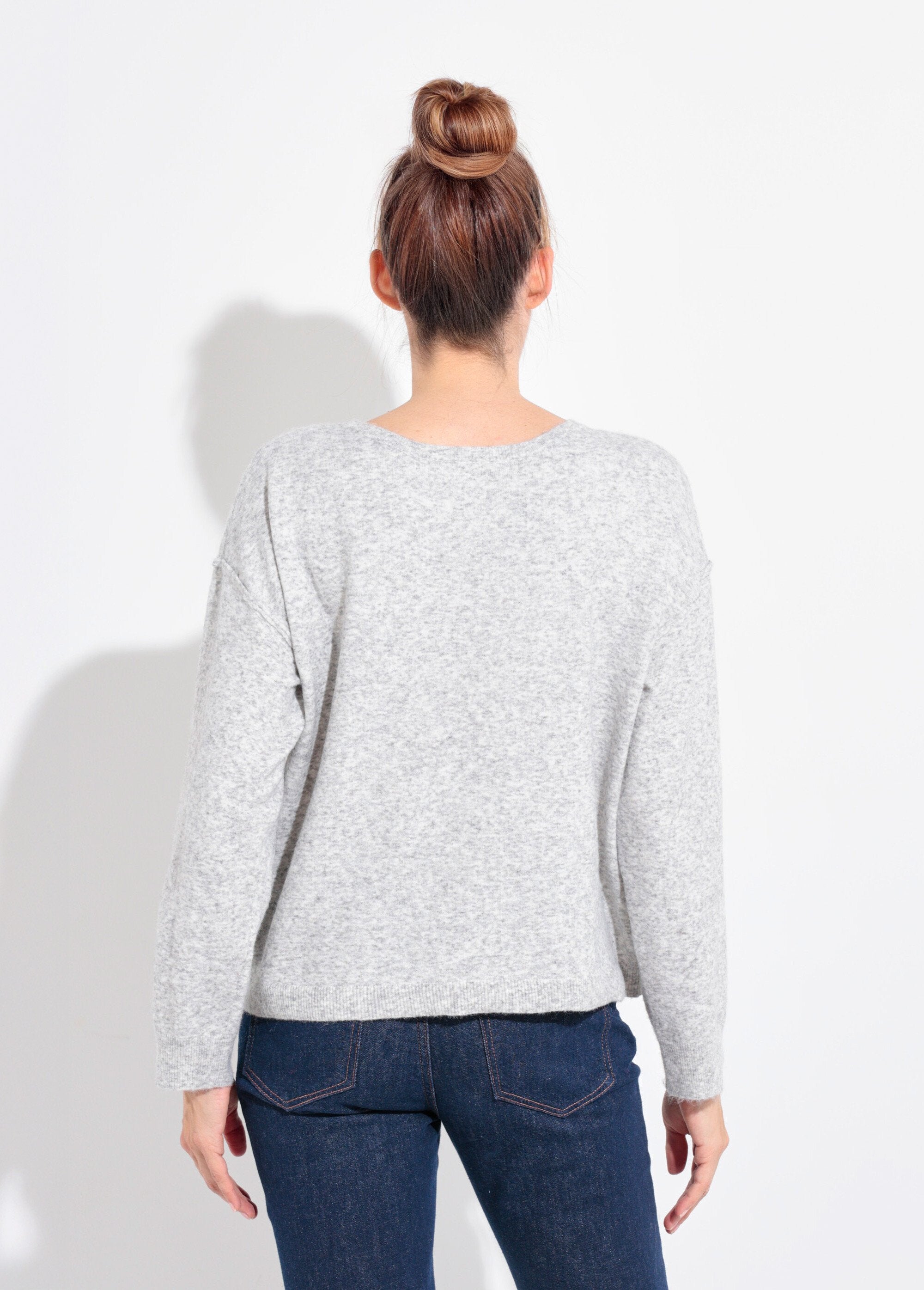 Suéter_cálido_de_cuello_redondo_con_lana._Gris_claro_DO1_slim