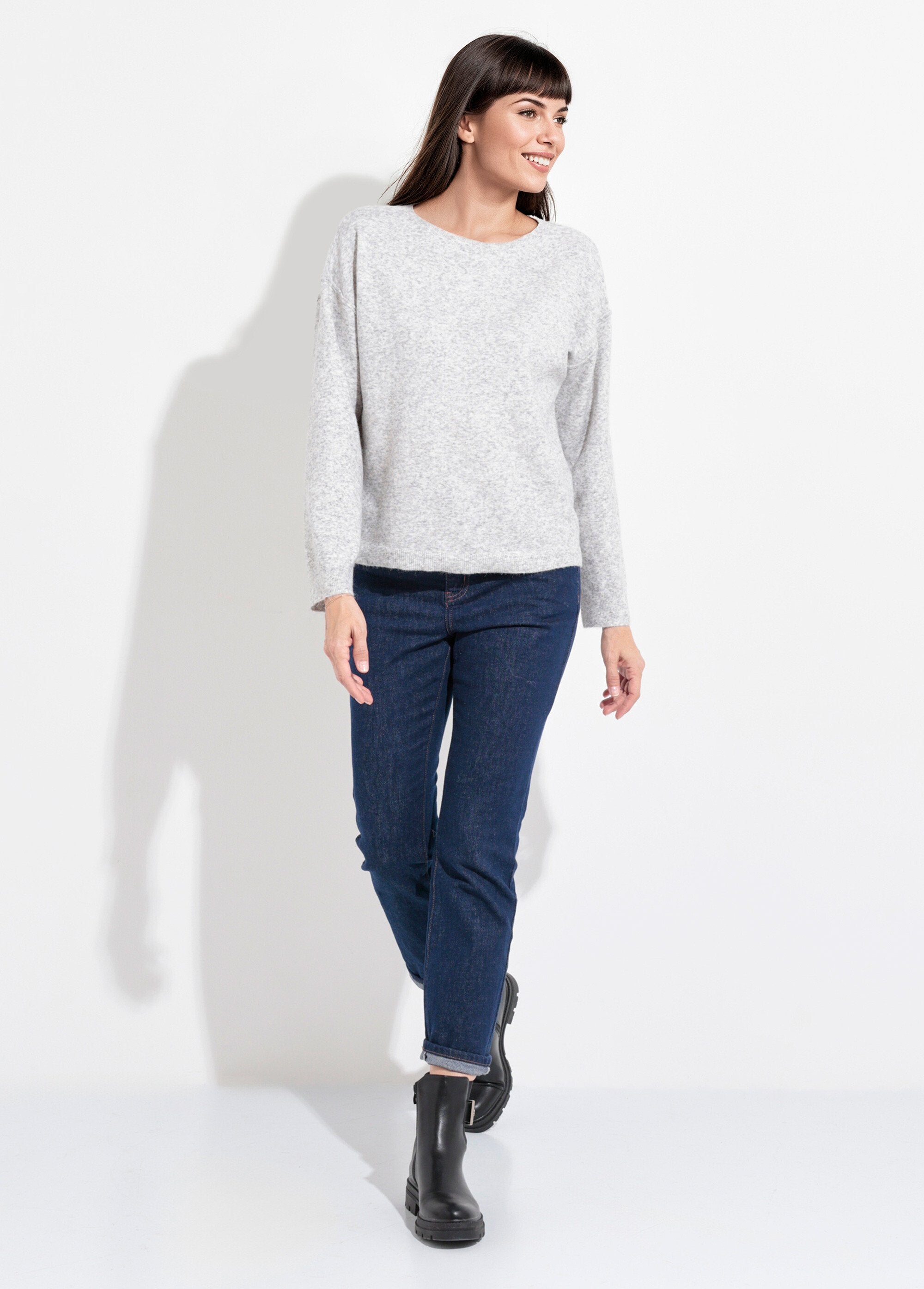 Suéter_cálido_de_cuello_redondo_con_lana._Gris_claro_SF1_slim