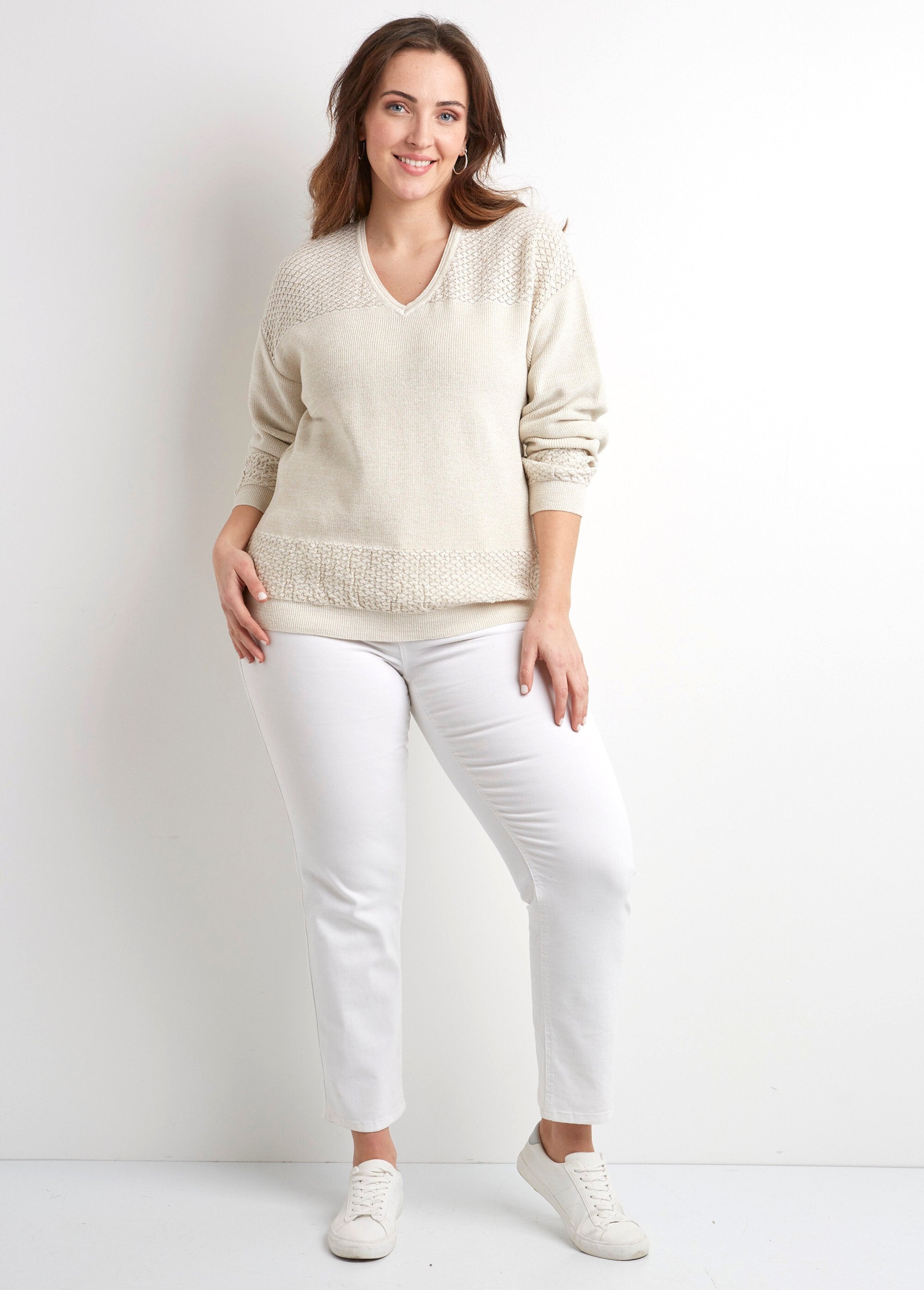 Jersey_corto_suave_iridiscente_con_cuello_en_V_y_manga_larga_beige_dorado_SF1_curvy