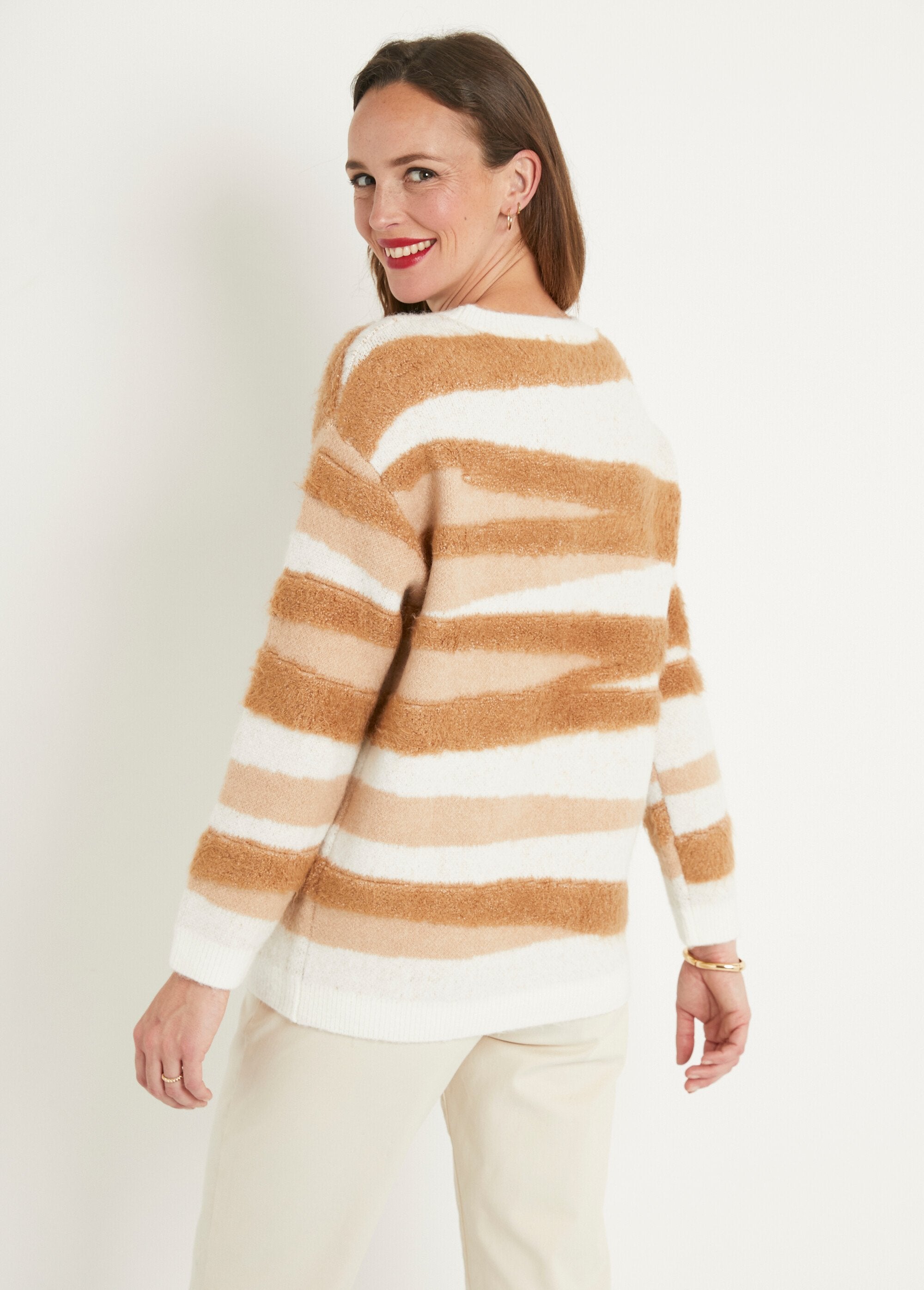 Suave_jersey_de_jacquard_con_cuello_redondo_y_punto_de_pelo_Ecru_et_beige_DO1_slim