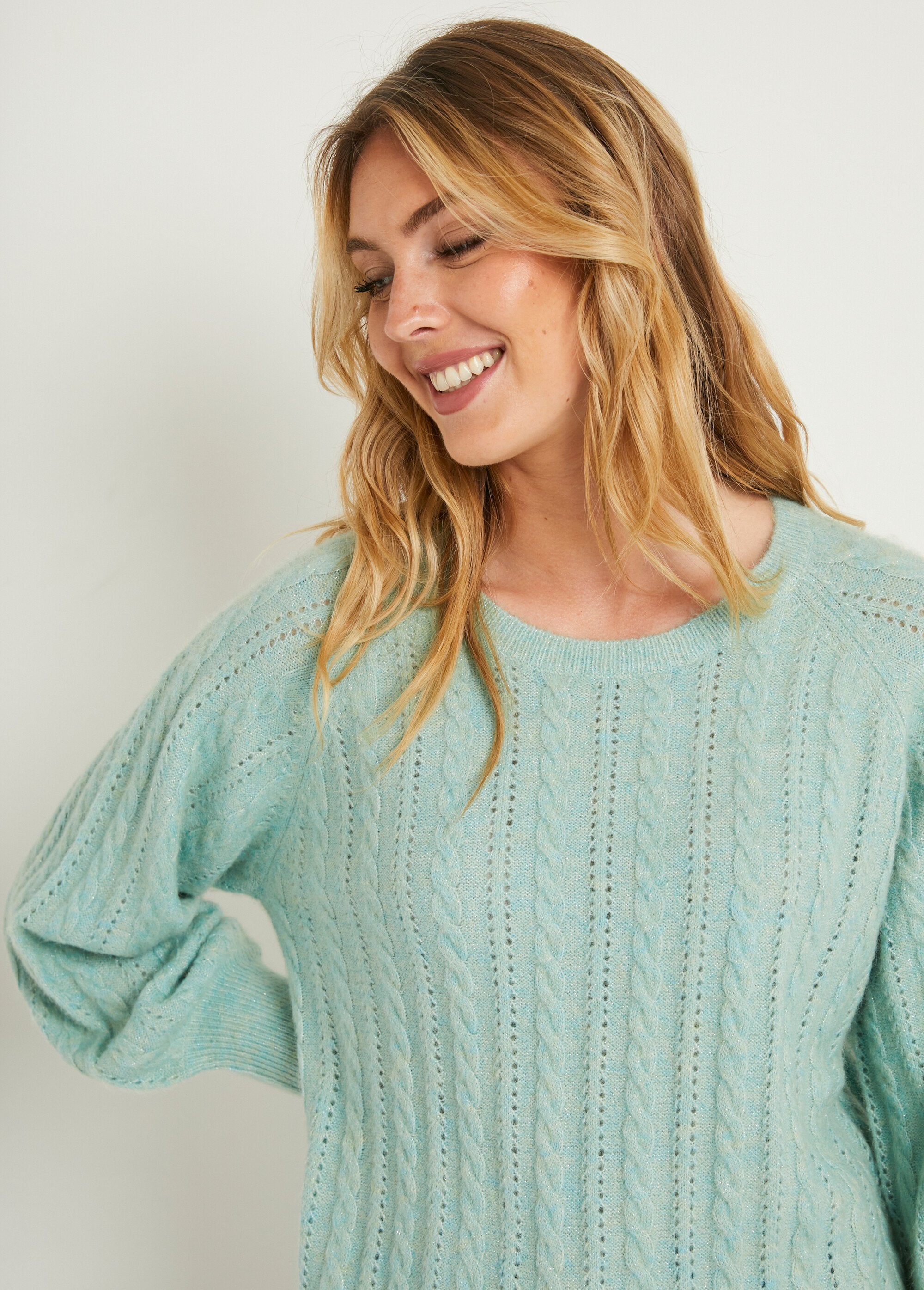 Suave_jersey_de_lana_calada_de_punto_por_cable_iridiscente_Agua_DE1_slim