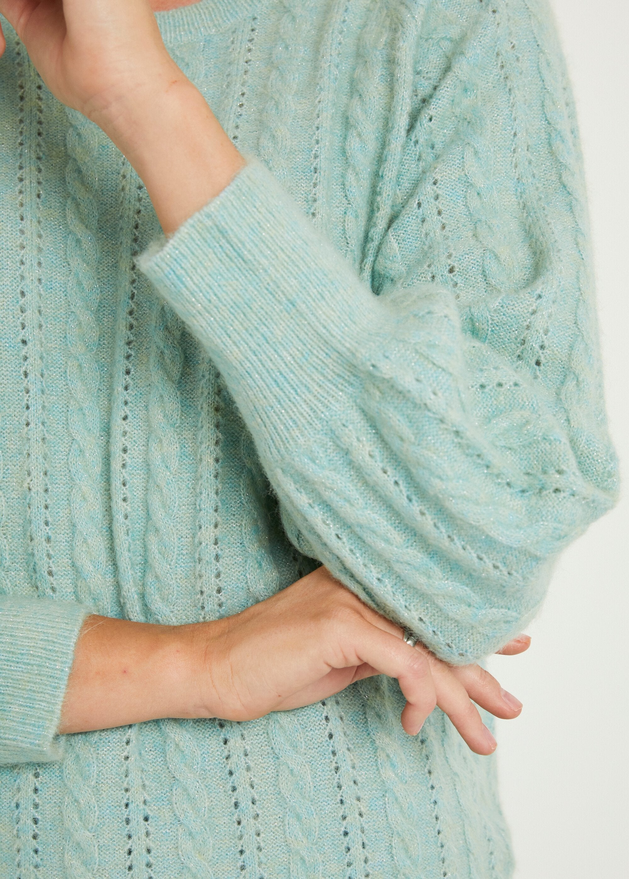 Suave_jersey_de_lana_calada_de_punto_por_cable_iridiscente_Agua_DE4_slim