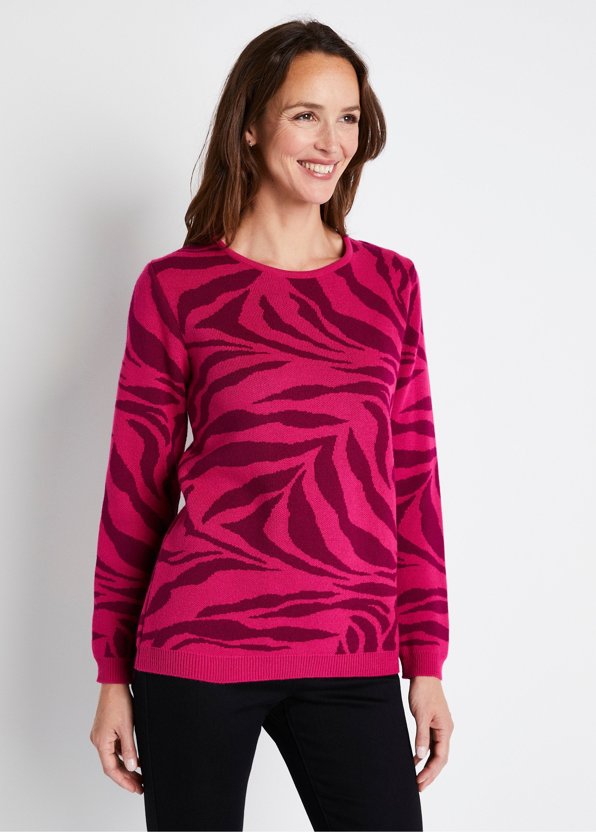 Jersey_suave_con_cuello_redondo_en_jacquard_de_cebra_fucsia_y_grosella_negra_FA1_slim